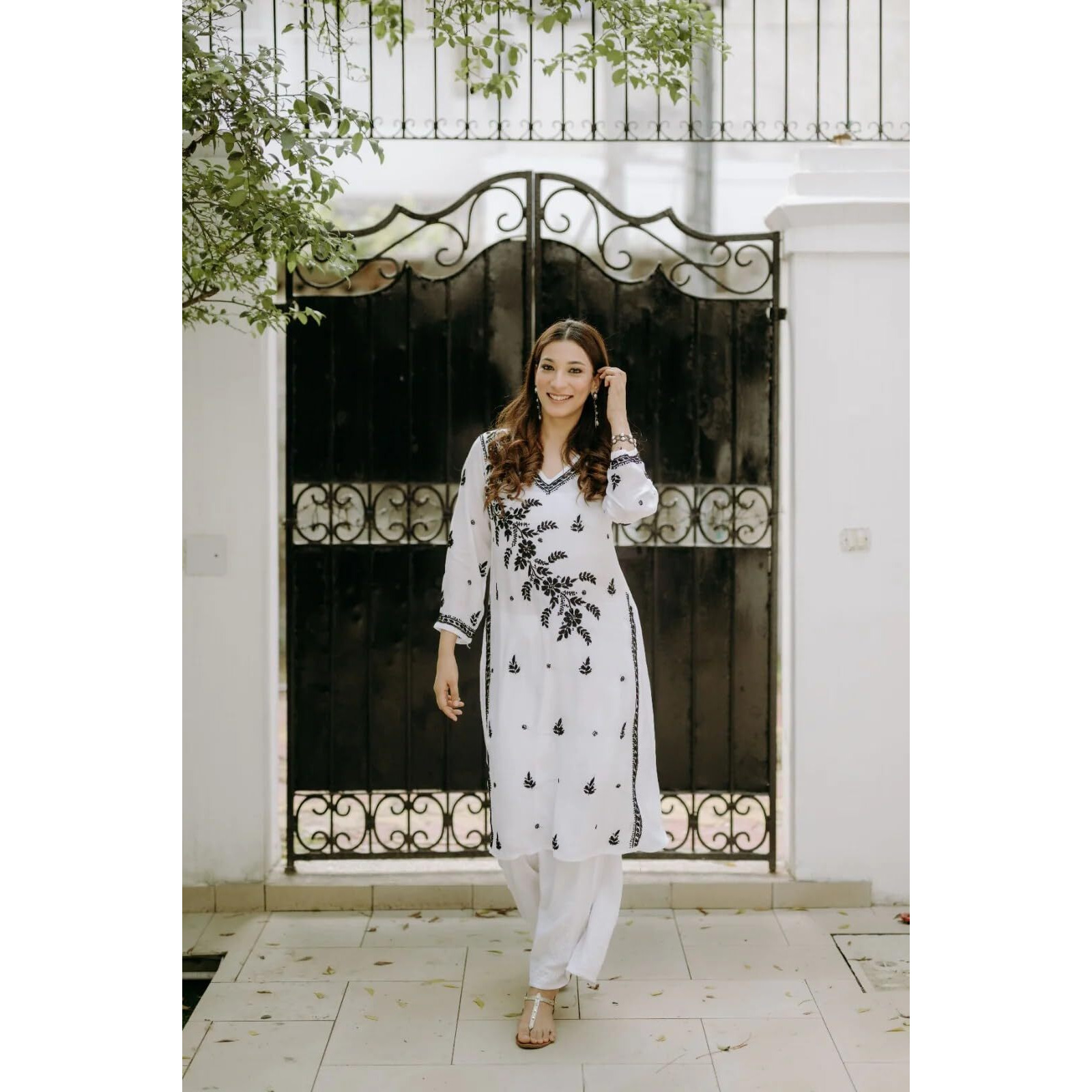 Gosriki Women's Cotton Blend Chikankari Embroidered Straight Kurta (Lada White-Nw-Gs_Xl_White_X-Large)