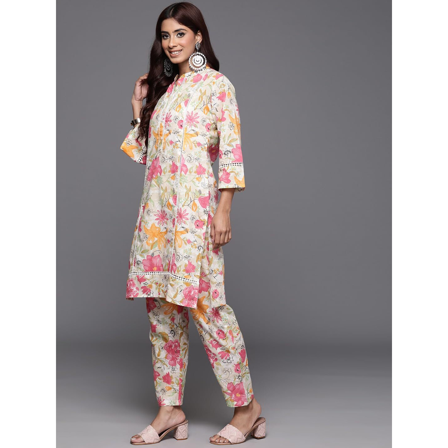 Varanga Women Off White Floral Printed Kurta Set  Elegant Ethnic Wear For Casual & Festive Occasions (Large)