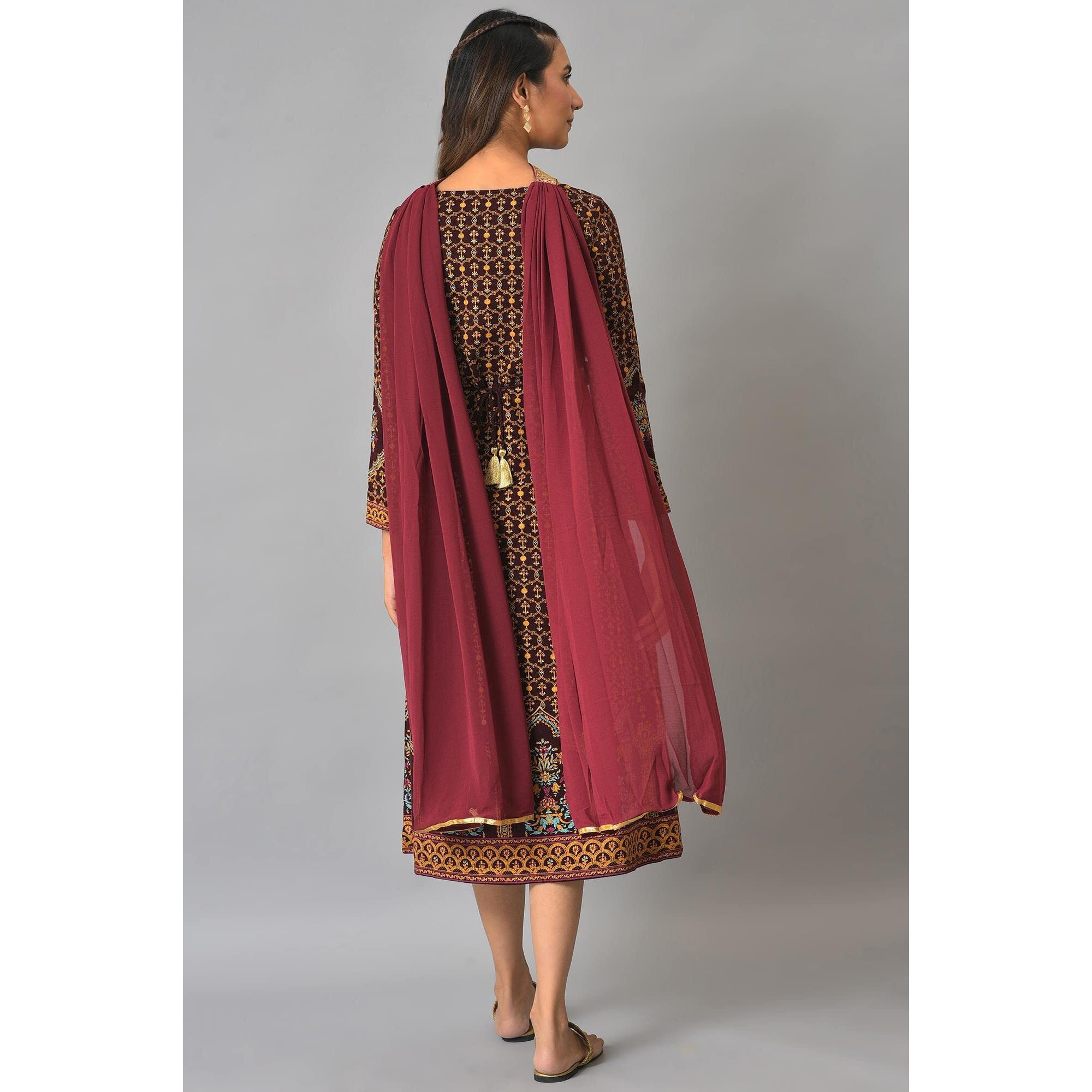 Elevate Your Style With This Extraordinary Choker Neck Dupatta. An Ornate Embroidered Choker With Georgette Drape On Both Ends, Makes This Dupatta One Of A Kind And Is A Perfect Choice For An Edgy Yet Sophisticated Festive Look.