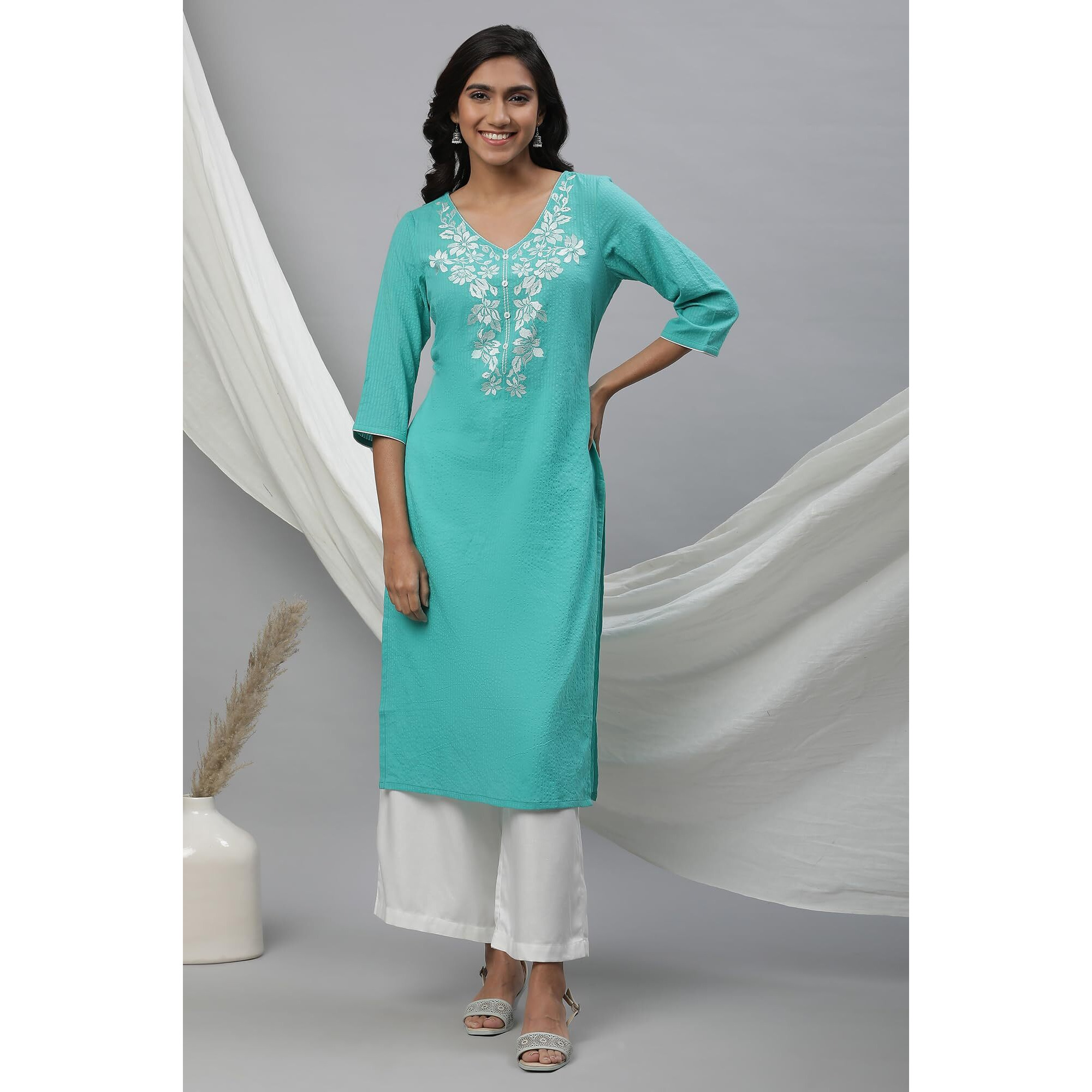 Aurelia Green Floral Printed Printed Cotton Rayon Blend Kurta With Thread Work