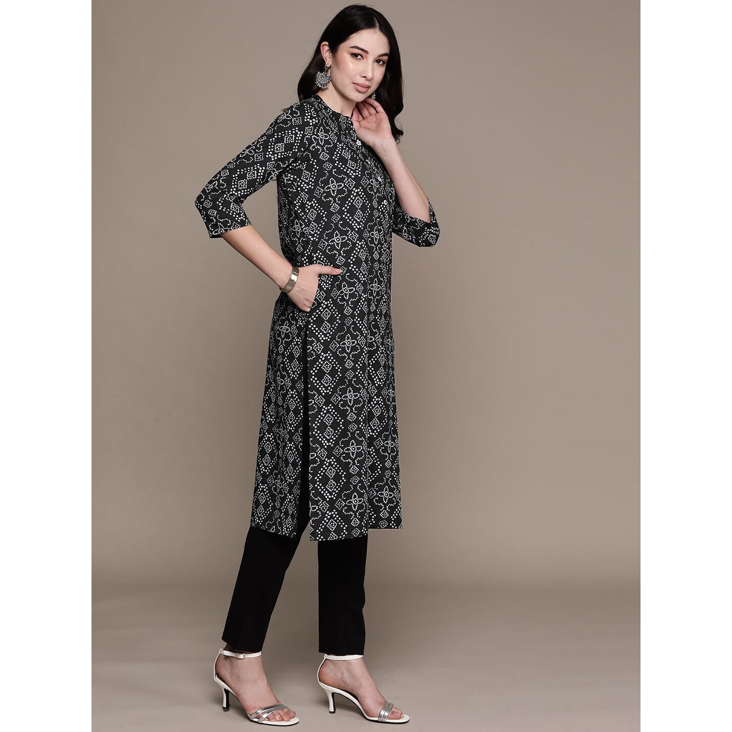 Anubhutee Women's Cotton Ethnic Motifs Black Straight Kurta