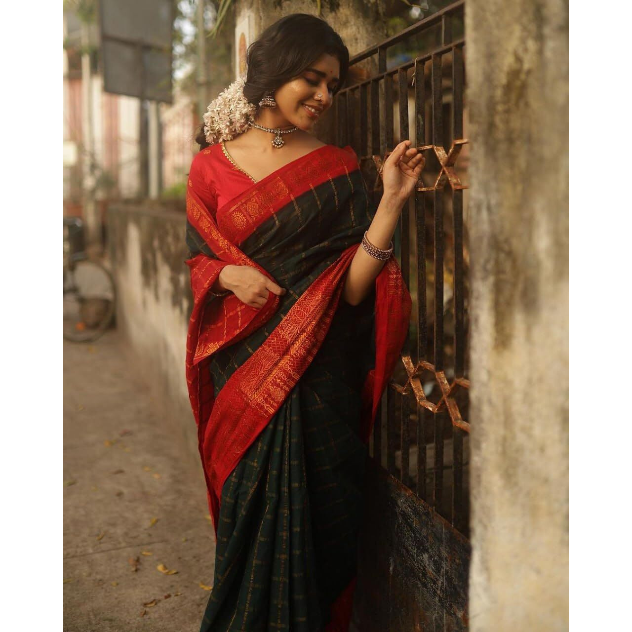 Flosive Women's Black Kanjivaram Silk Saree With Blouse
