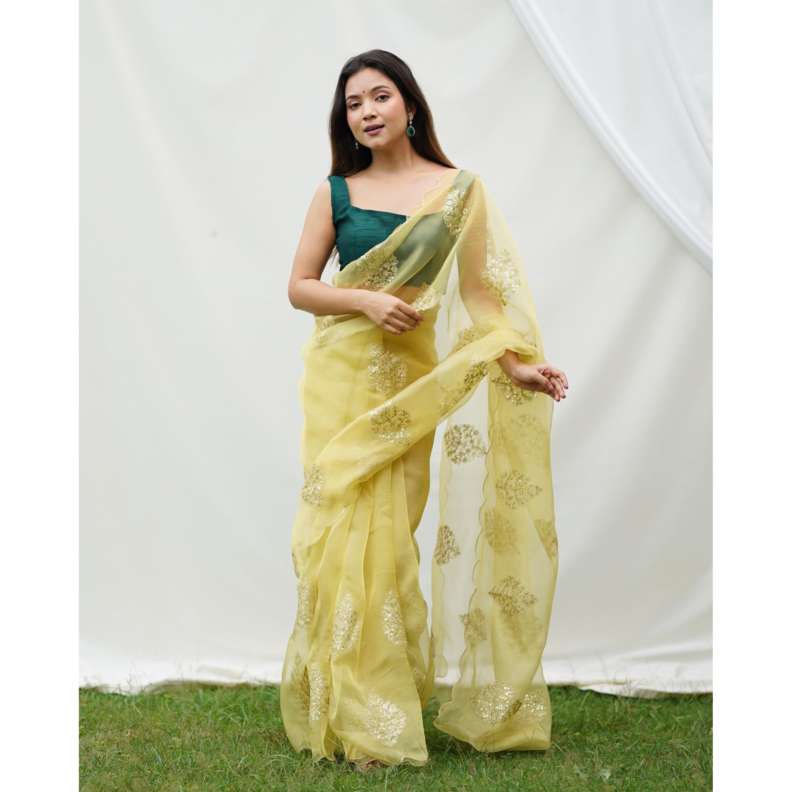 Flosive Women's Yellow Organza Floral Digital Printed Saree With Blouse