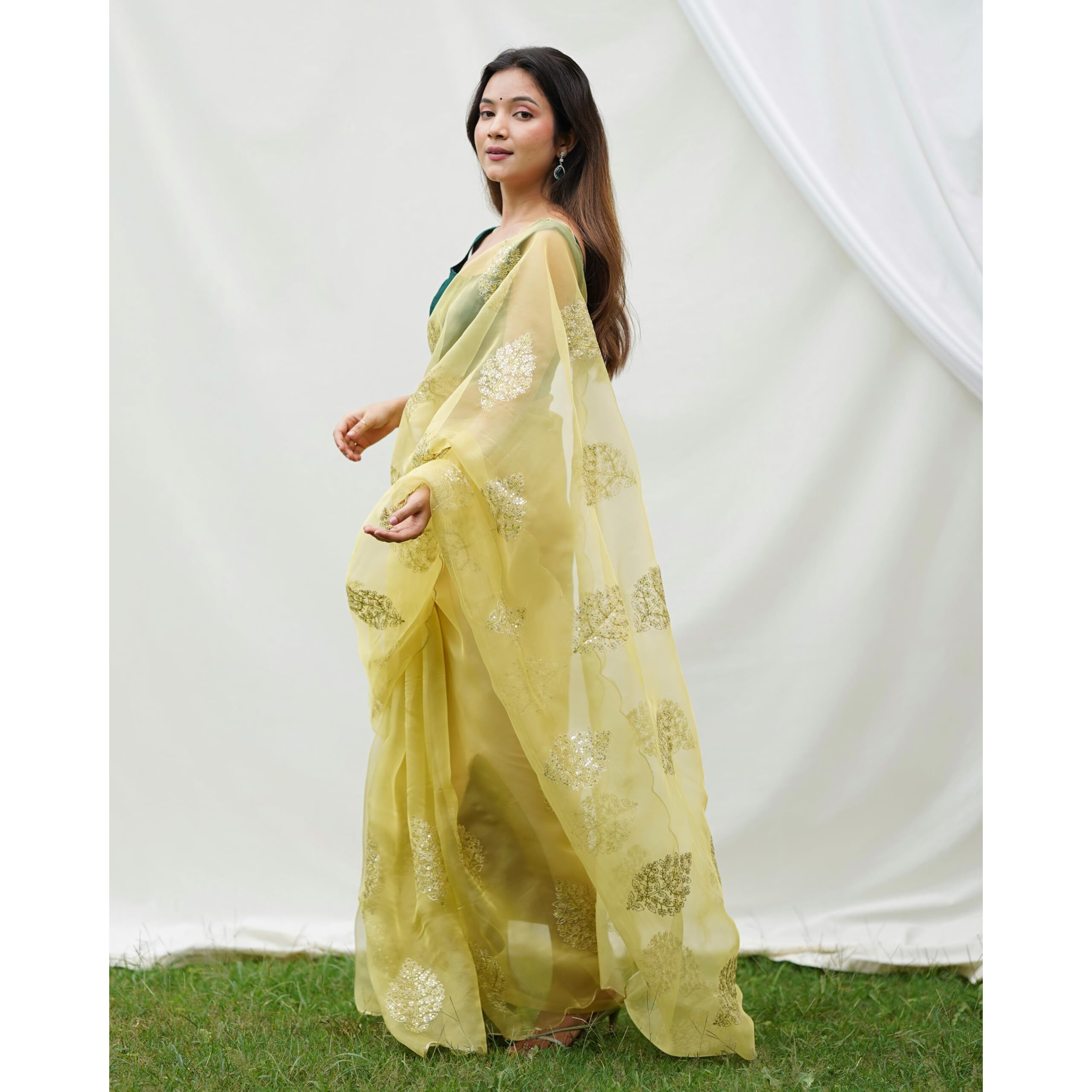 Flosive Women's Yellow Organza Floral Digital Printed Saree With Blouse