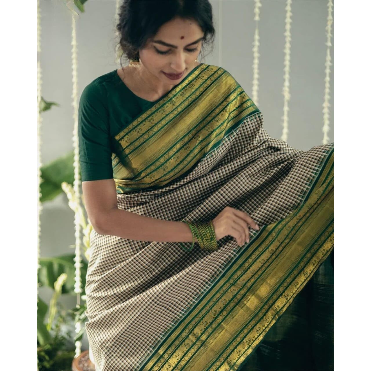 Flosive Women's Kanjivaram Silk Saree With Beautiful Blouse With Zari Border (Micro Chex)