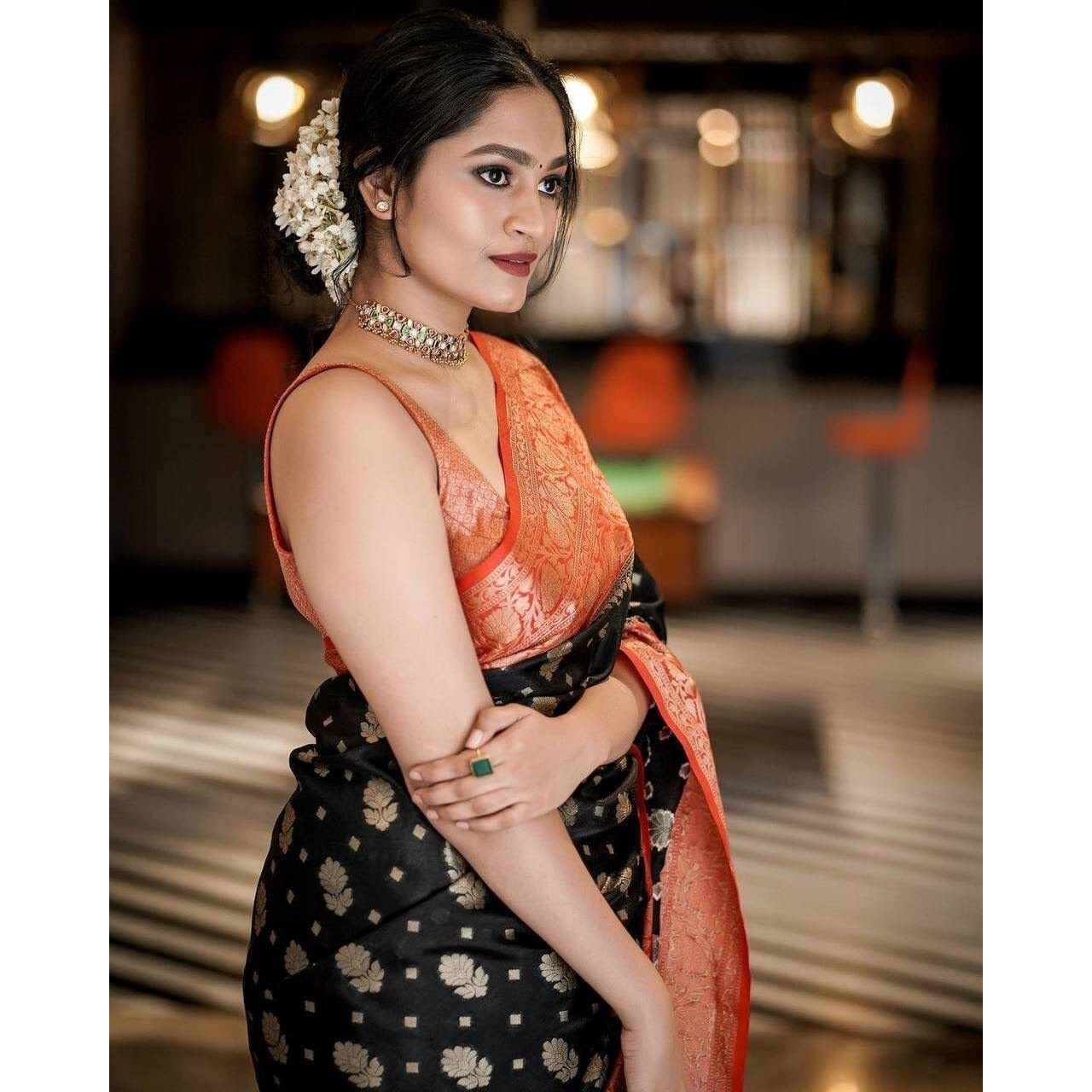 Flosive Women's Present Banarasi Soft Lichi Silk Saree Beautiful Jacquard Rich Pallu Design Work Zari Woven Kanjivaram Silk Style Saree With Soft Lichi Silk Blouse Piece Ayn Royal Look (Black)