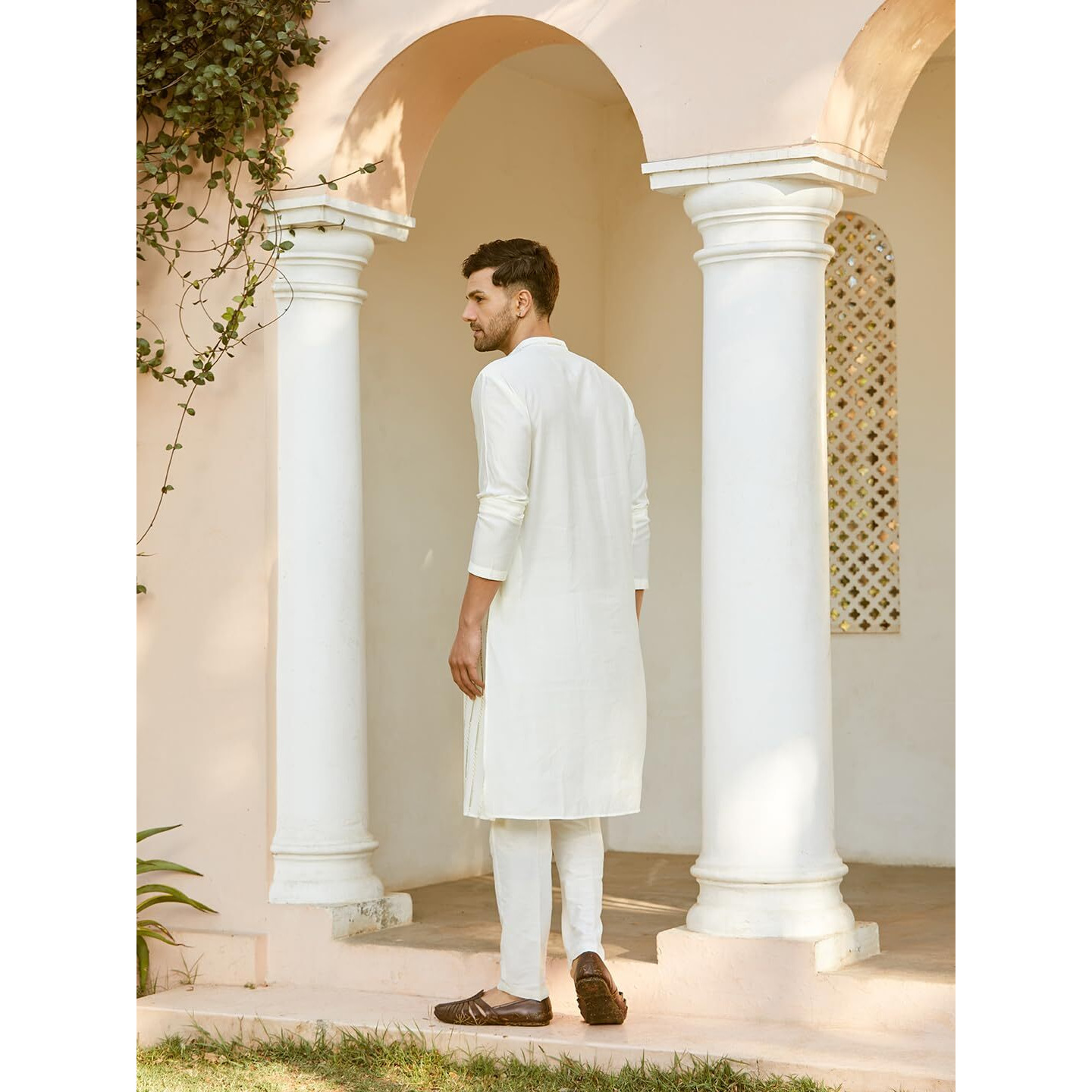 See Designs Men Full Sleeve Off White And Gold Chanderi Silk Sequins Mandarin Collar Side Slit Kurta - Sd2Kt_2422Xxl