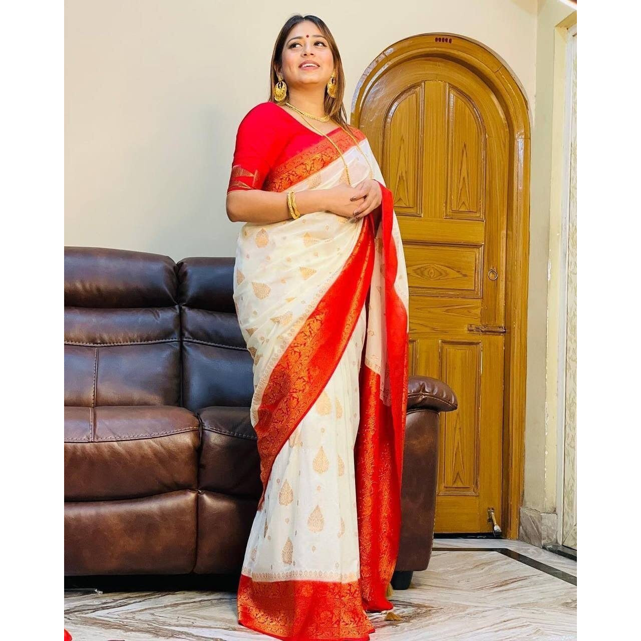 Flosive Women's Present Banarasi Soft Lichi Silk Saree Beautiful Jacquard Rich Pallu Design Work Zari Woven Kanjivaram Silk Style Saree With Soft Lichi Silk Blouse Piece Ayn Royal Look (White)