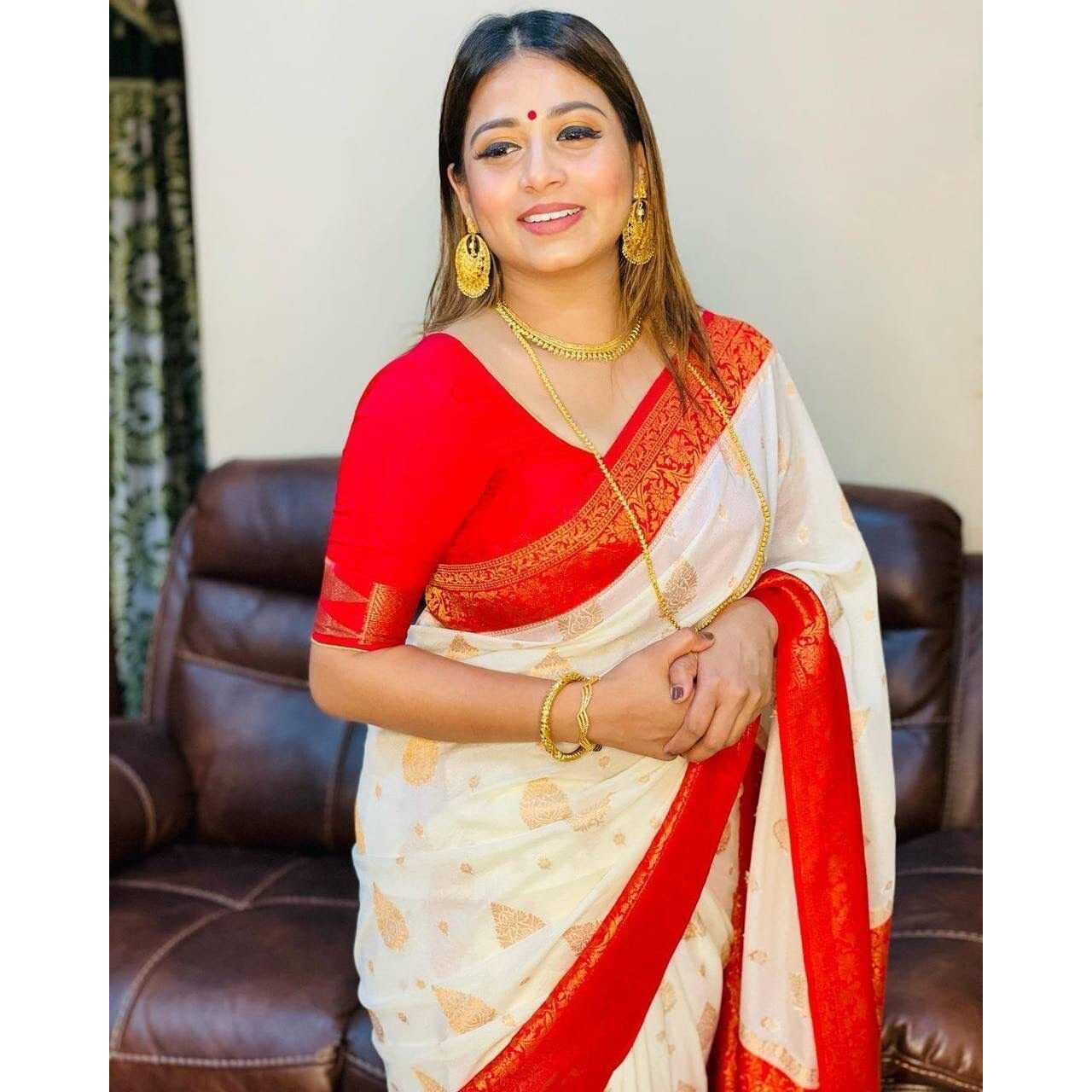 Flosive Women's Present Banarasi Soft Lichi Silk Saree Beautiful Jacquard Rich Pallu Design Work Zari Woven Kanjivaram Silk Style Saree With Soft Lichi Silk Blouse Piece Ayn Royal Look (White)