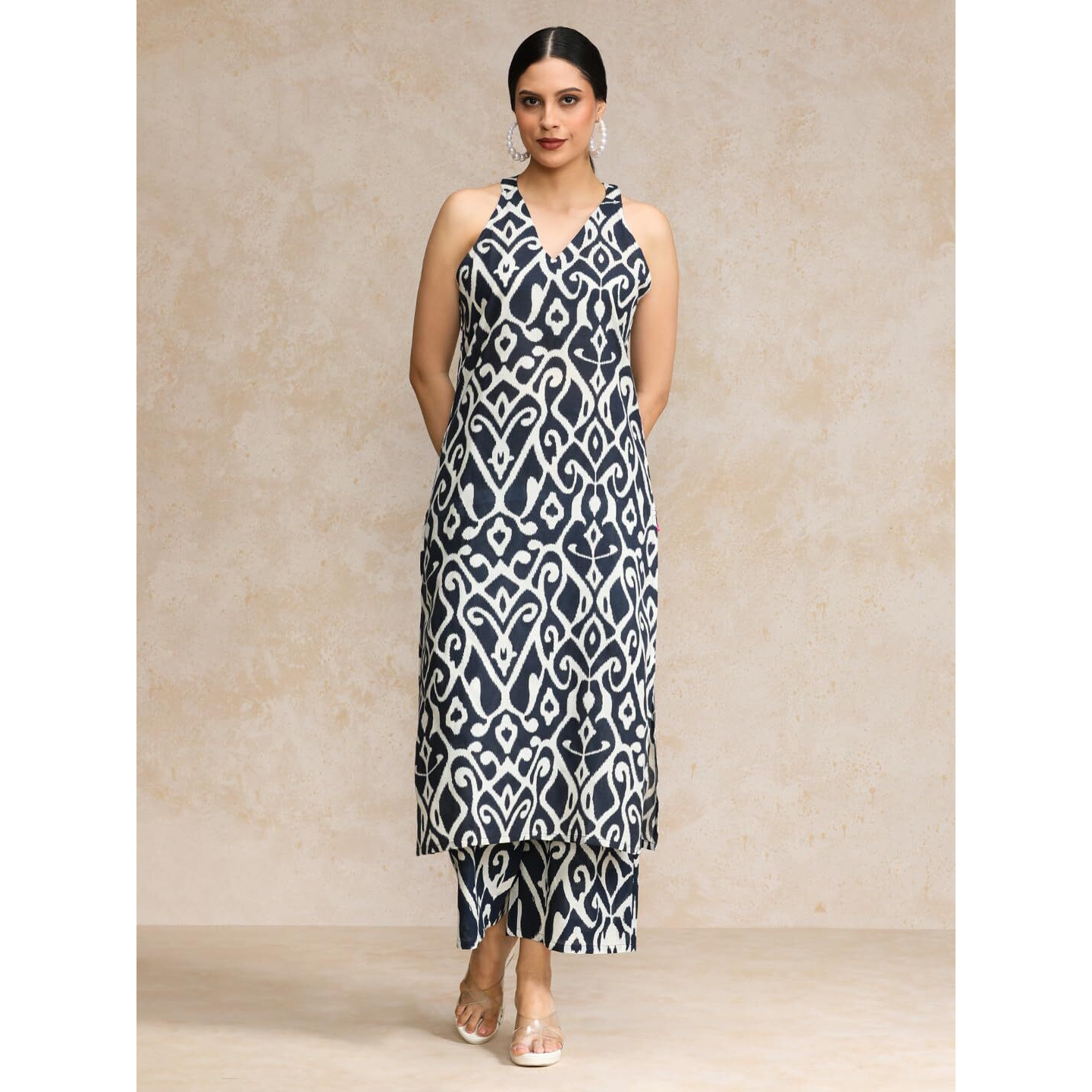 Varanga Women Blue Ikat Printed Straight Kurta With Bottom