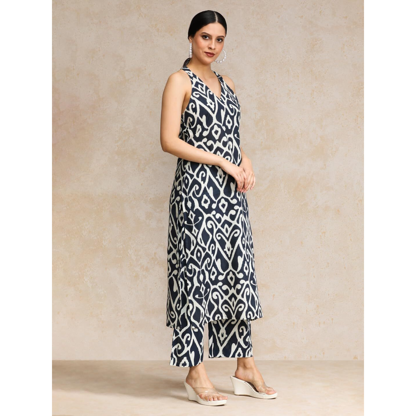 Varanga Women Blue Ikat Printed Straight Kurta With Bottom