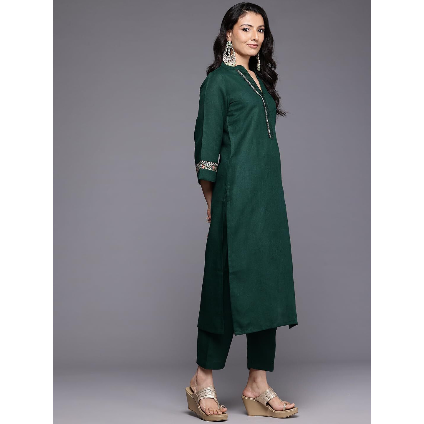 Varanga Women's Green Mandarin Collar Thread Embroidered With Pleate Deatialing Kurta Paired With Bottom