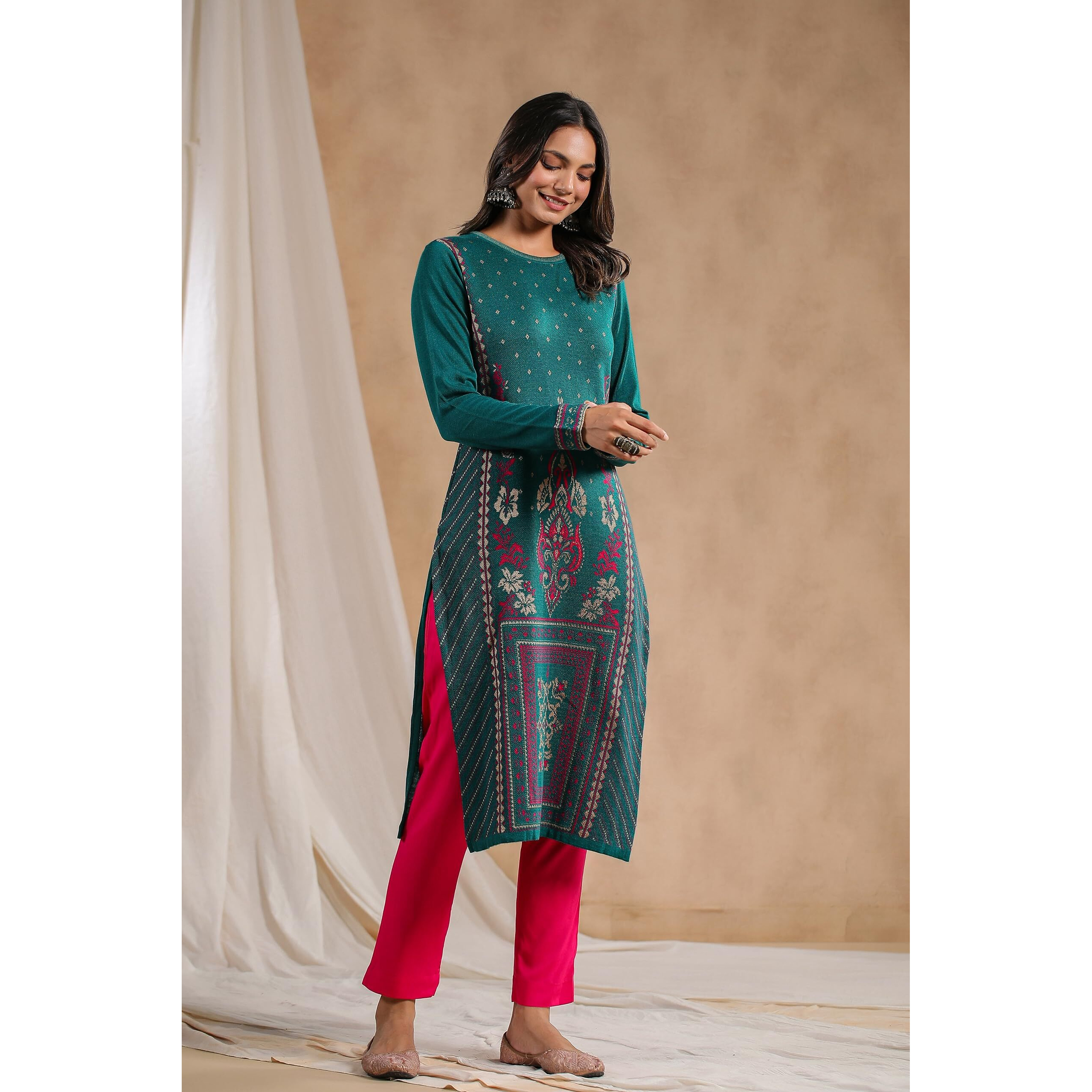 Ishin Women's Green Jacquard Style Ethnic Motifs Straight Winterwear Kurta