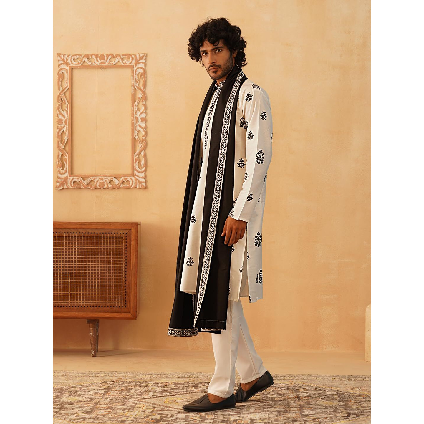 Jompers Men's White Embroidered & Sequin Kurta Pyjama With Dupatta (White, M)