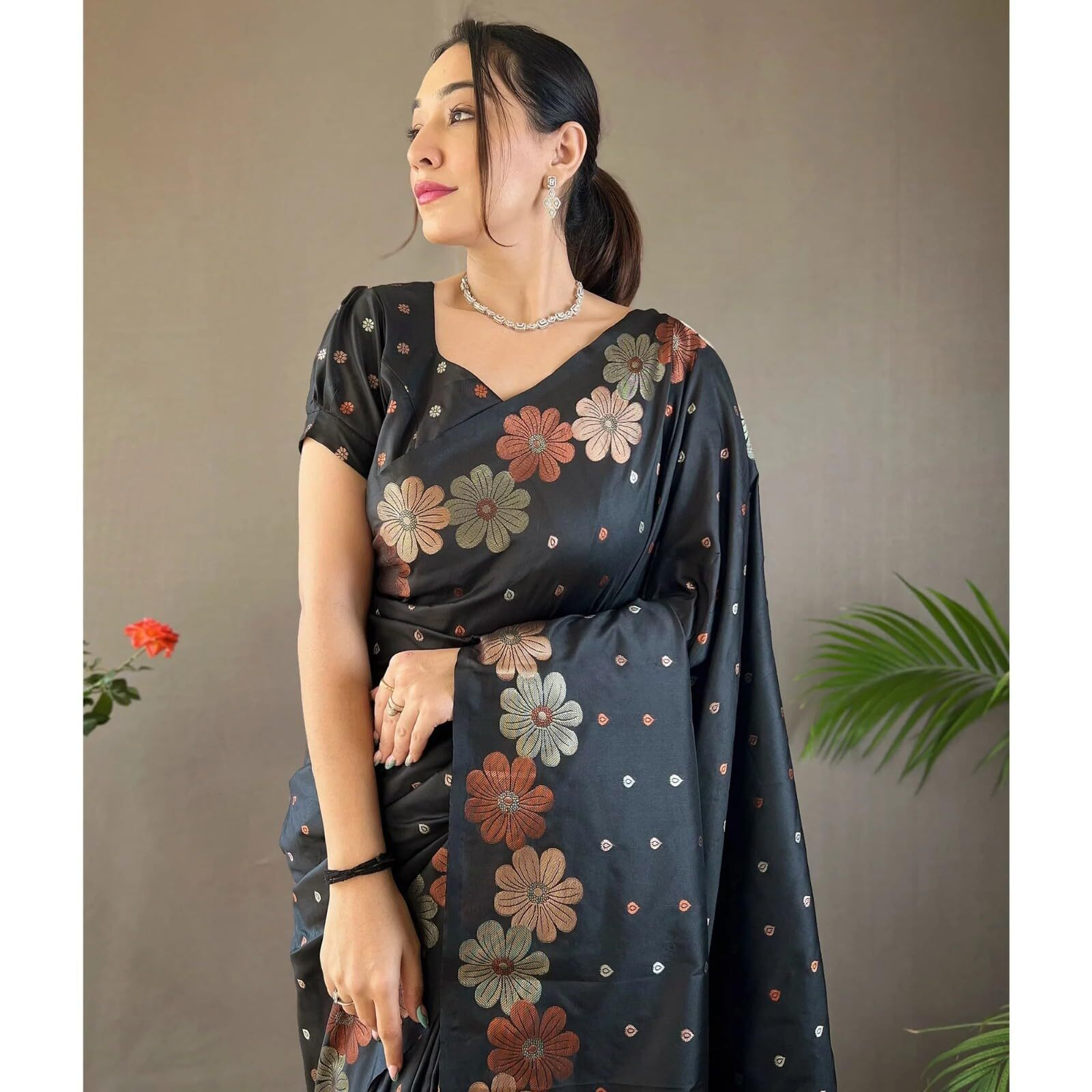 Flosive Women's Woven Kanjivaram Wedding Saree With Blouse And Zari Border (Black)
