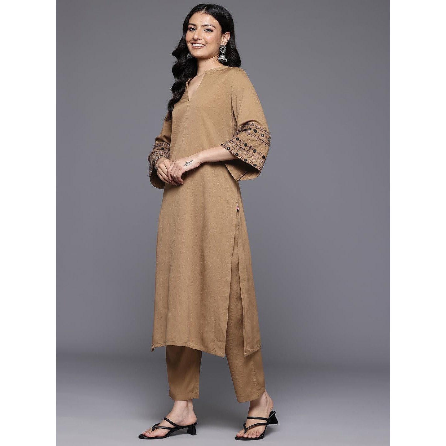 Varanga Women Beige Mandarin Collar, Three Quarter Thread Embroidered Kurta Set