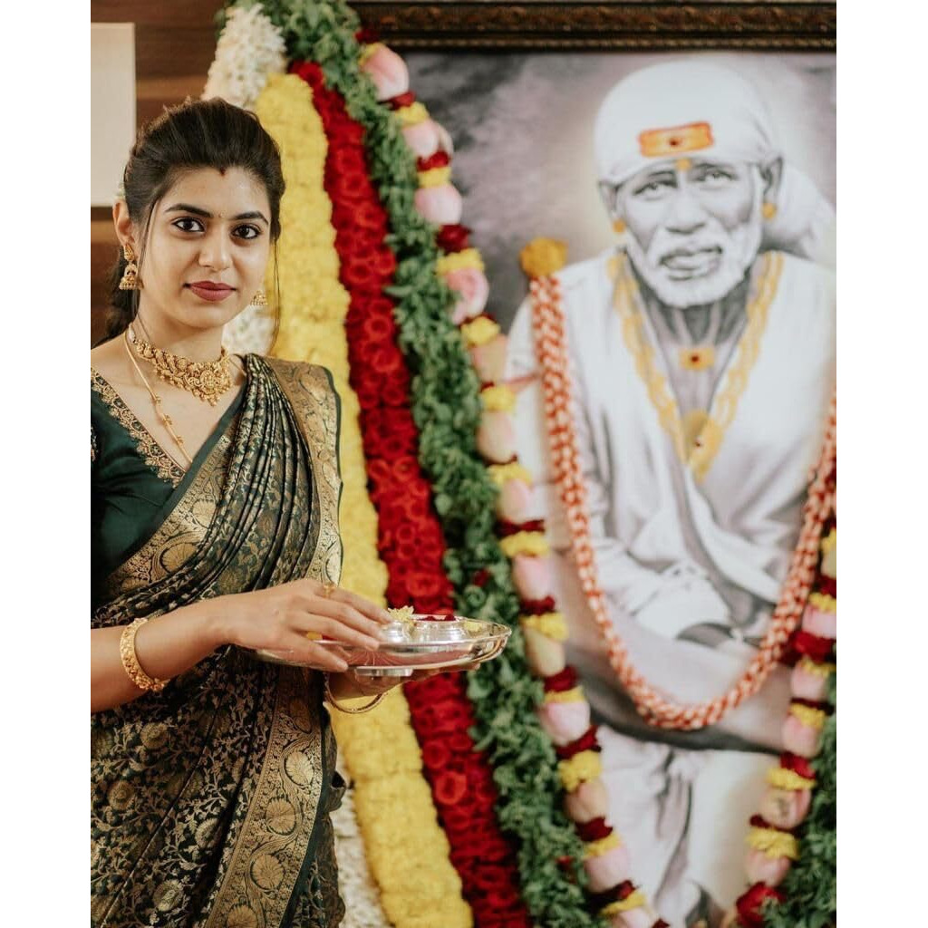 Flosive Women's Beautiful Forest Green Kanjivaram Silk Saree With Zari Weaving