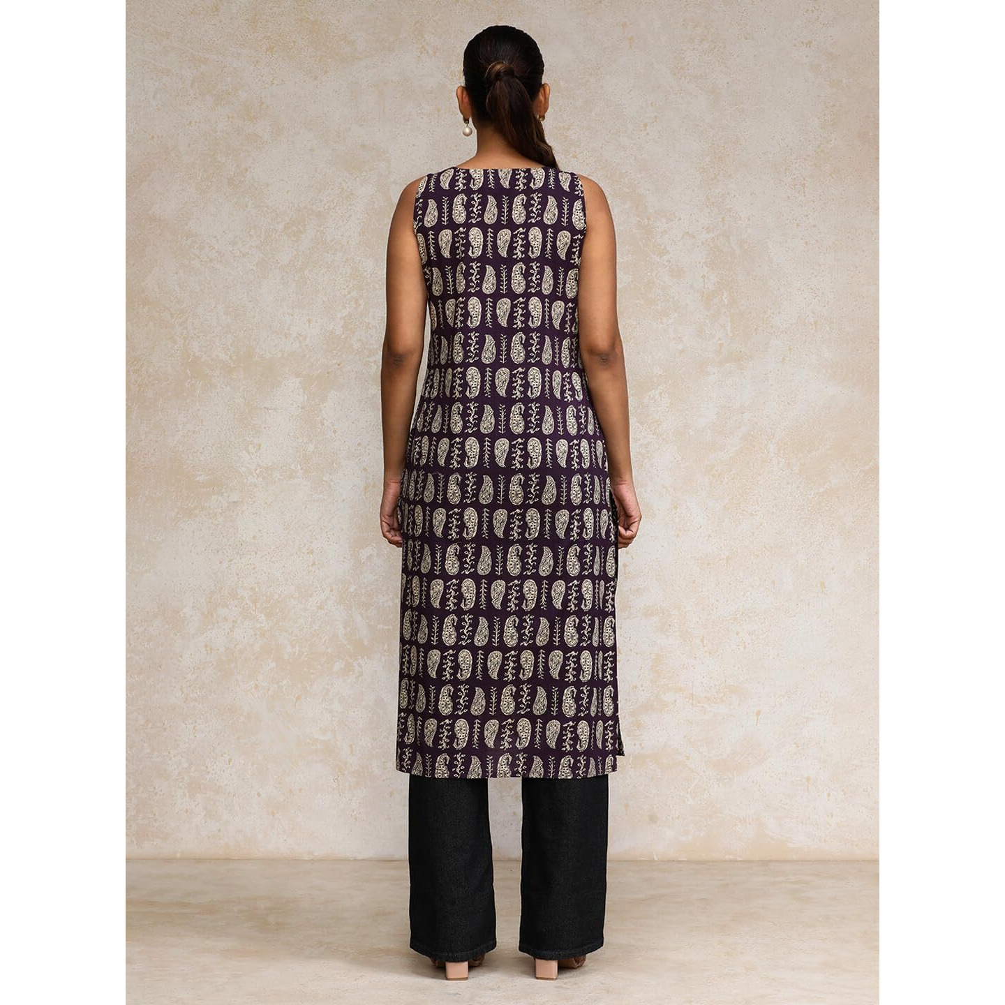 Varanga Women Paisley Printed V Neck Sleeveless Kurta Purple