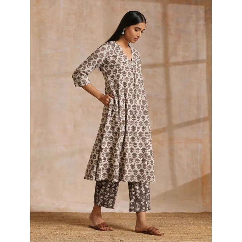 Patlani Women's Digital Printed Cotton Kurta With Pant.