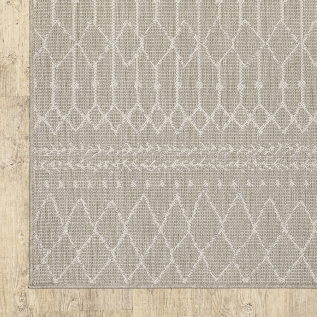 7X9 Gray And Ivory Geometric Indoor Outdoor Area Rug