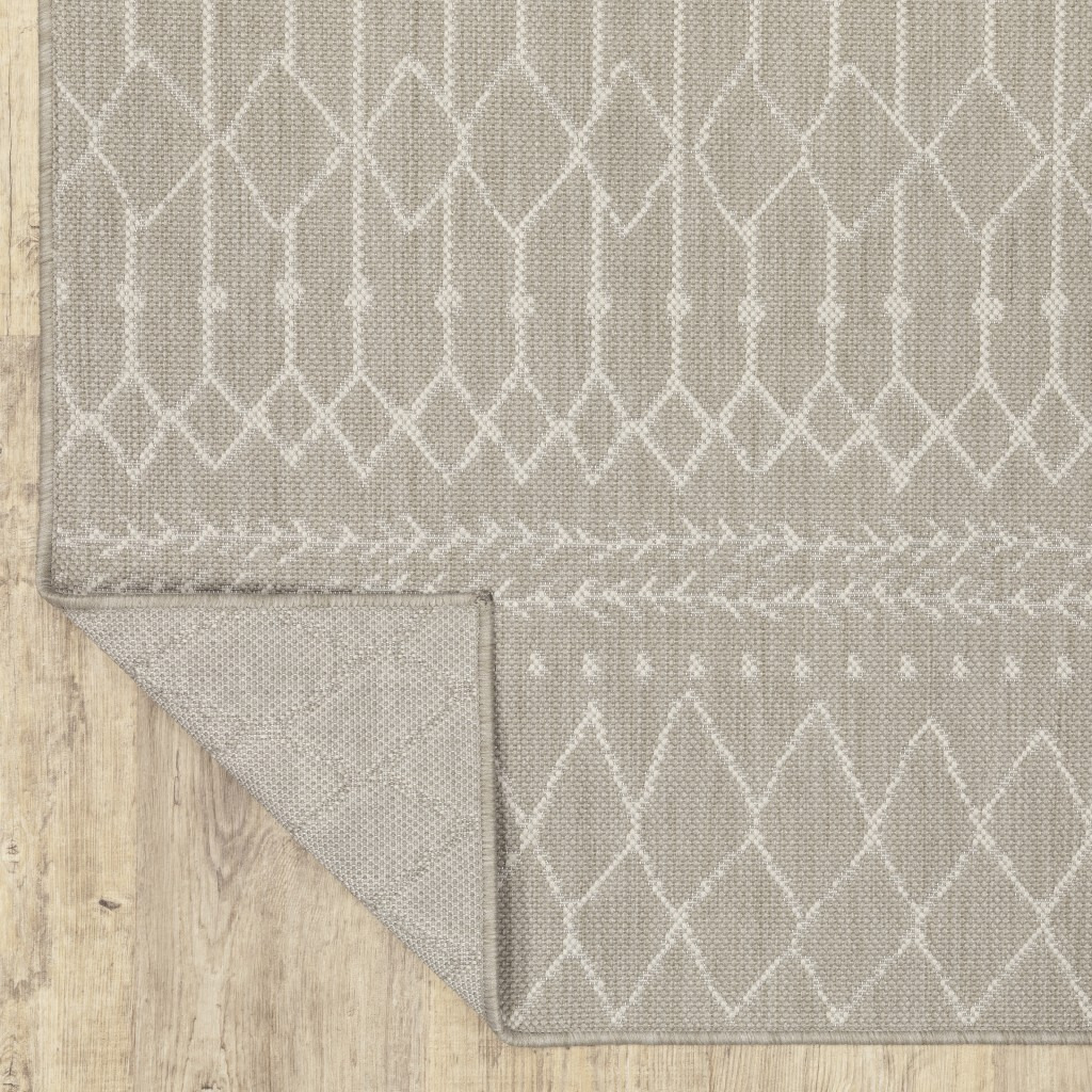 7X9 Gray And Ivory Geometric Indoor Outdoor Area Rug