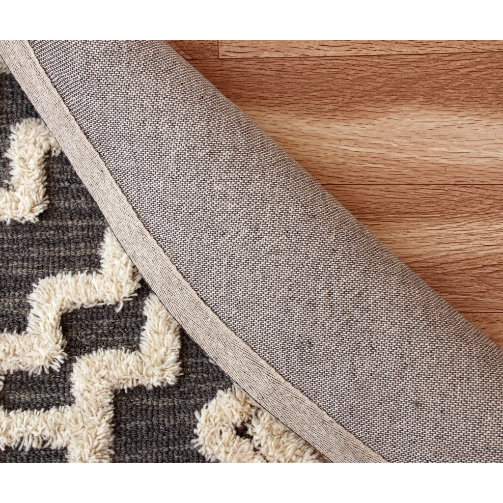 6 Round Gray And Cream Geometric Area Rug