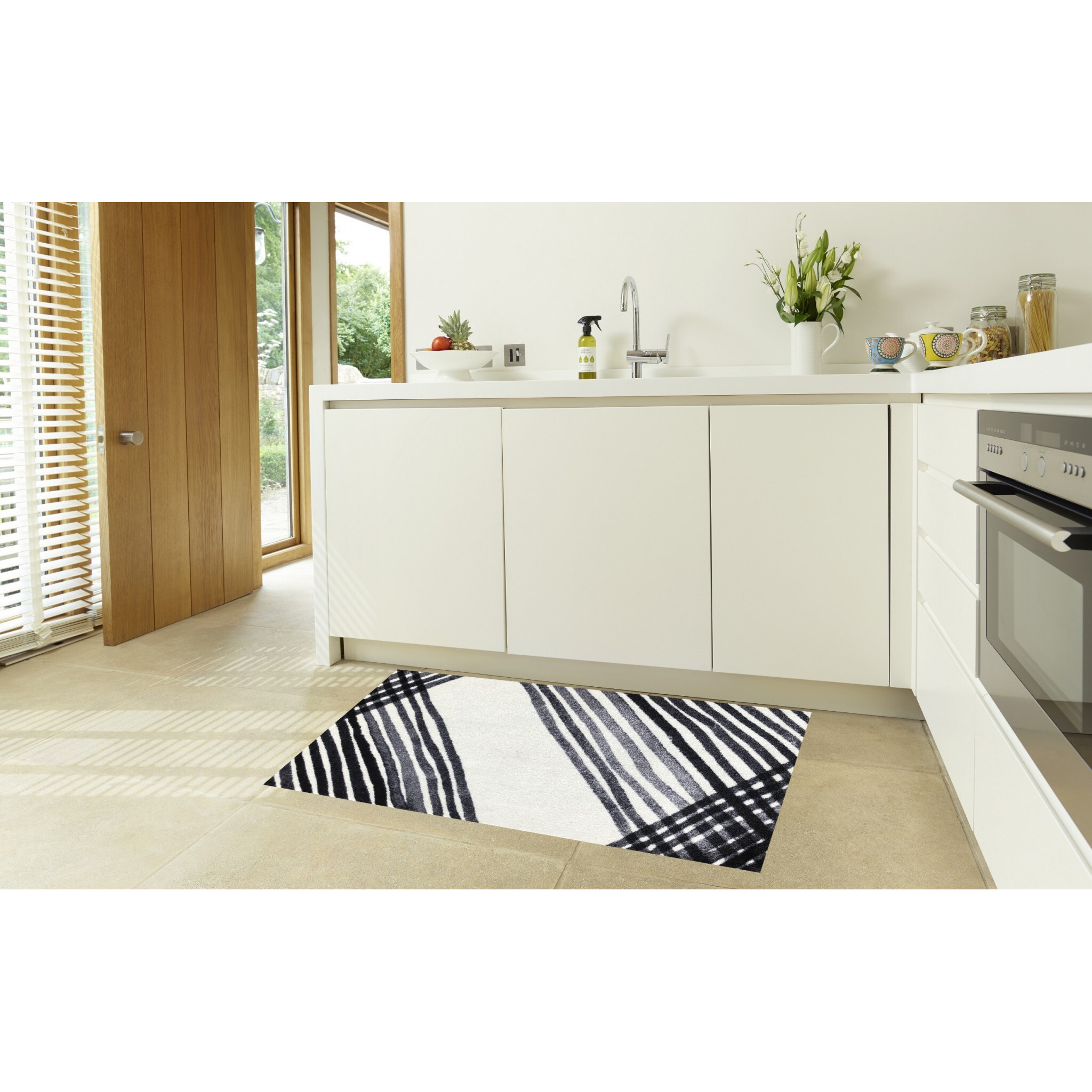 2' X 3' Black And Gray Abstract Arrow Washable Floor Mat