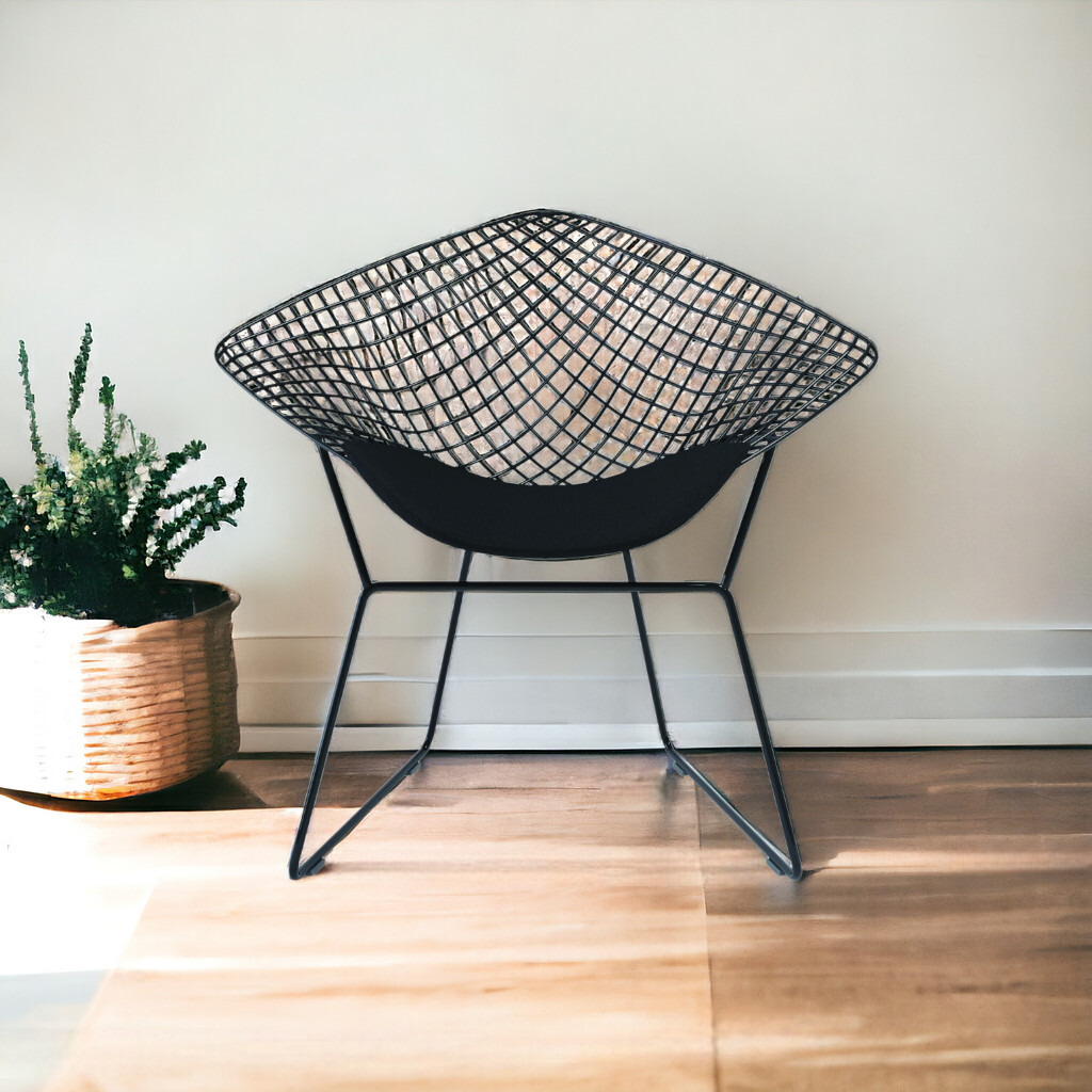 32"" Black Metal Lounge Chair With Pad