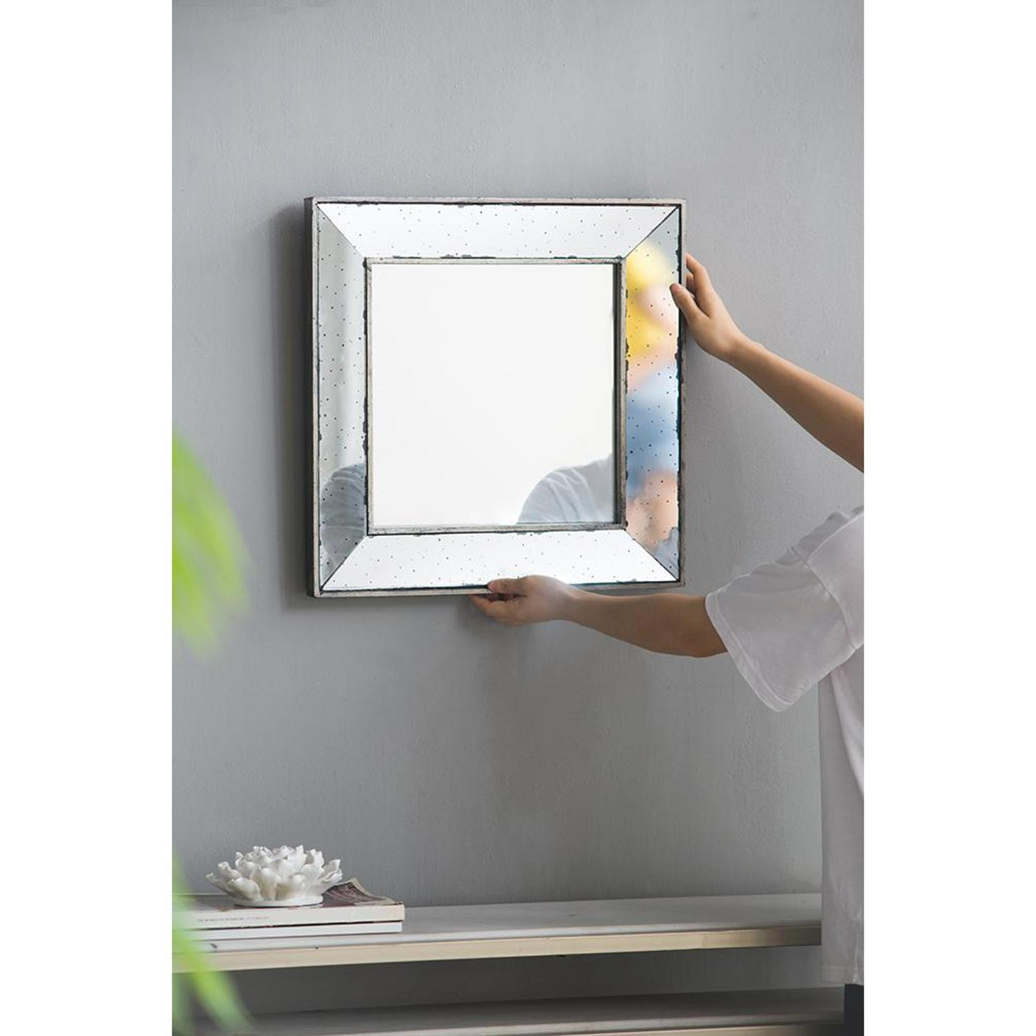 18""  Wall Mounted Vintage Style Glass Frame Accent Mirror