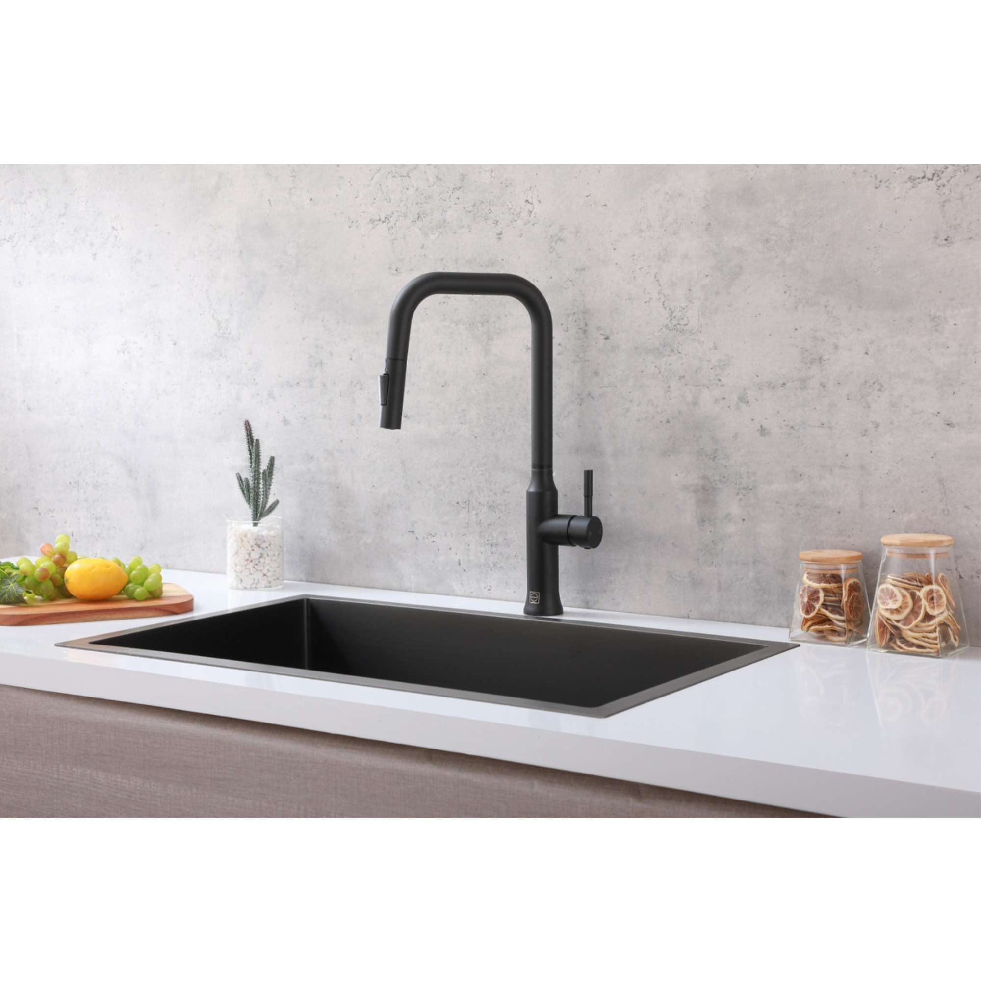Noor Single Handle Pull Down Sprayer Kitchen Faucet in Matte Black