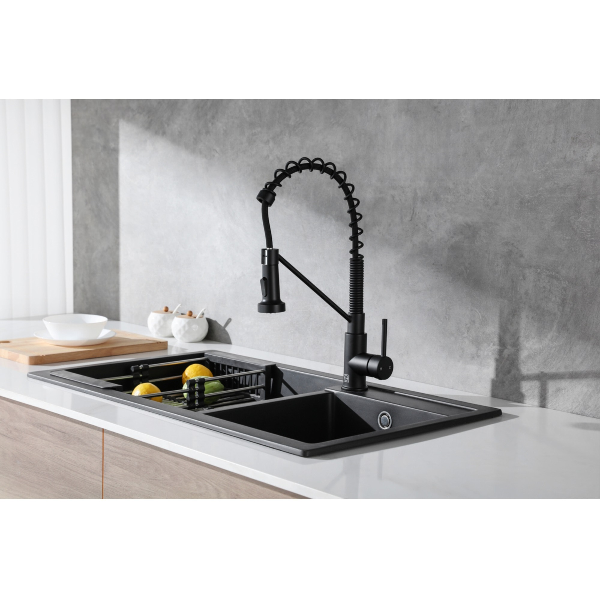 Yara Single Handle Pull Down Sprayer Kitchen Faucet in Matte Black