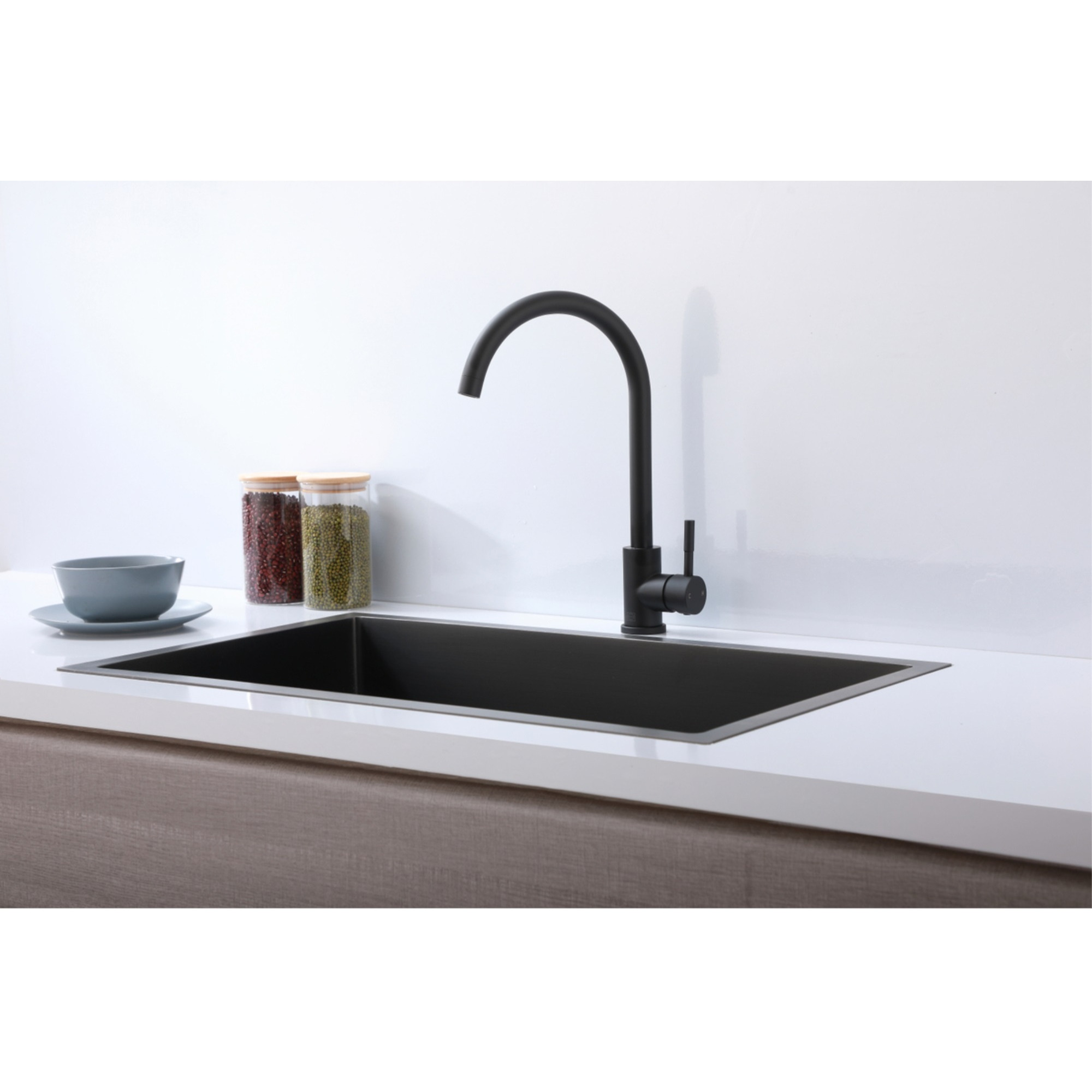 Finn Single Handle Kitchen Faucet in Matte Black