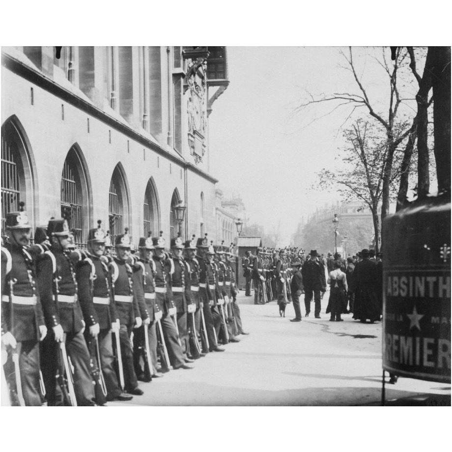 Paris, 1898-1900 - Republican Guards in front of the Palais de Justice-Paper Art-24&quotx20"