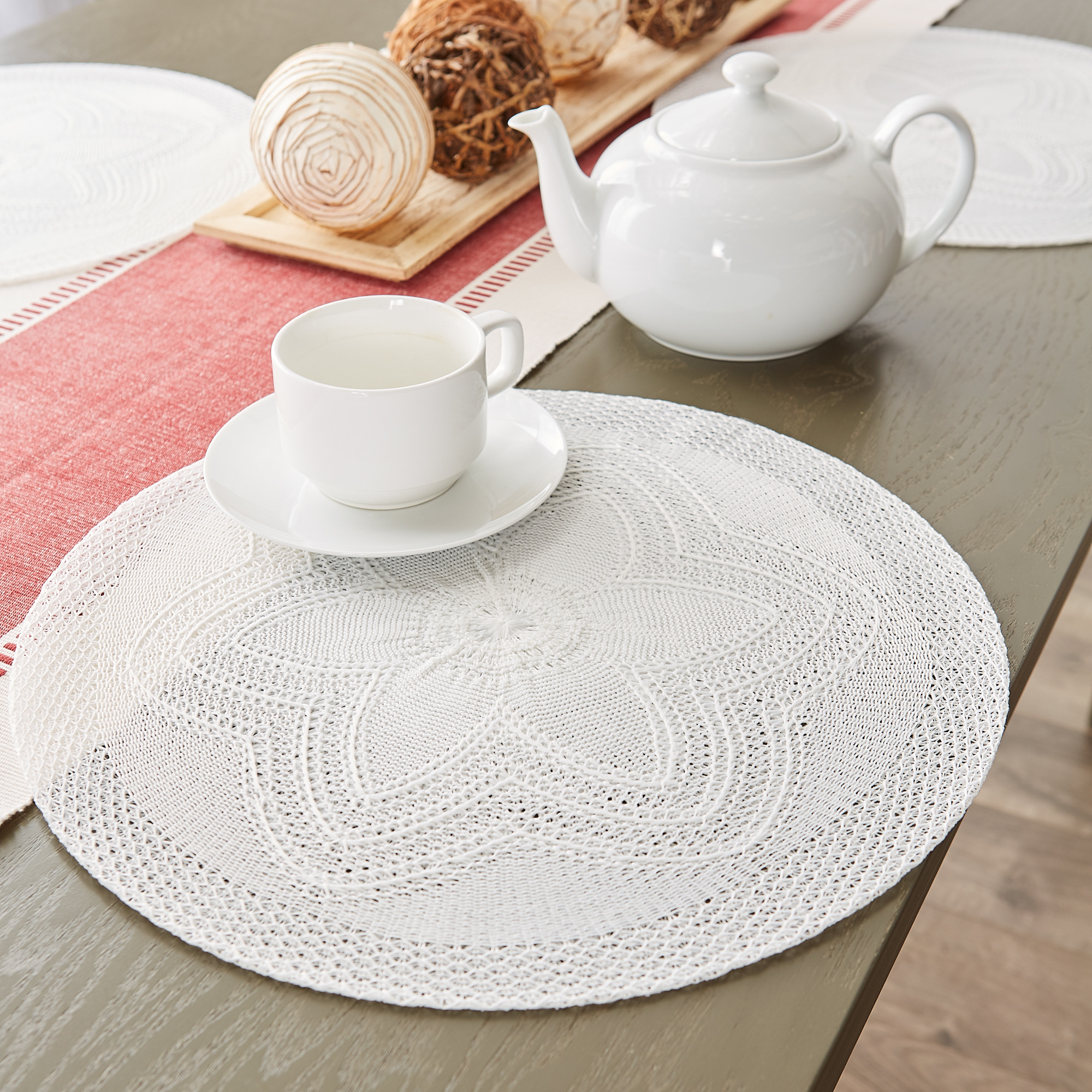DII White Floral Woven Round Placemat Set/6