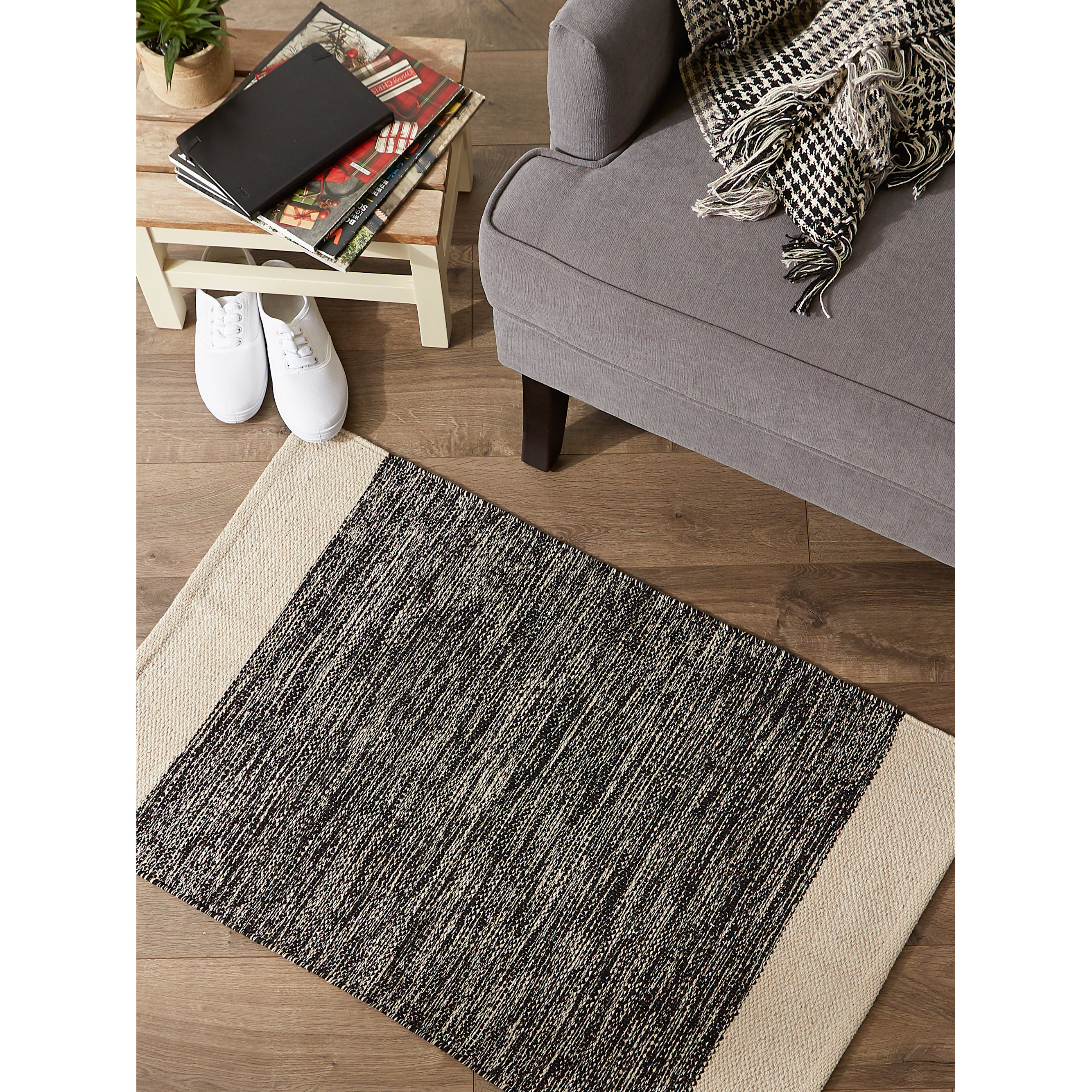 DII Black Variegated Border Hand-Loomed Rug 2x3 Ft
