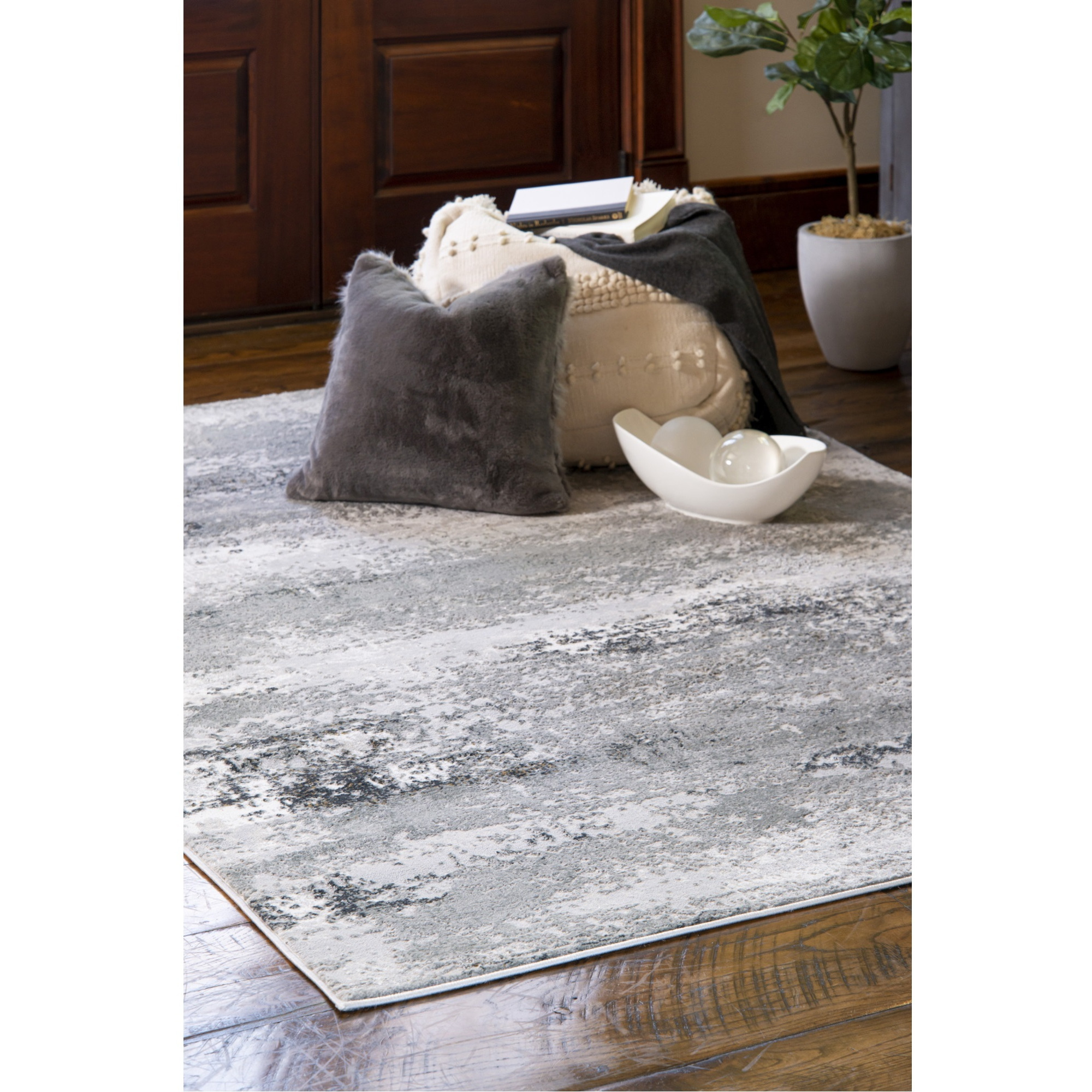 United Weavers Veronica Parker Wheat Runner Rug 2'7" x 7'2"