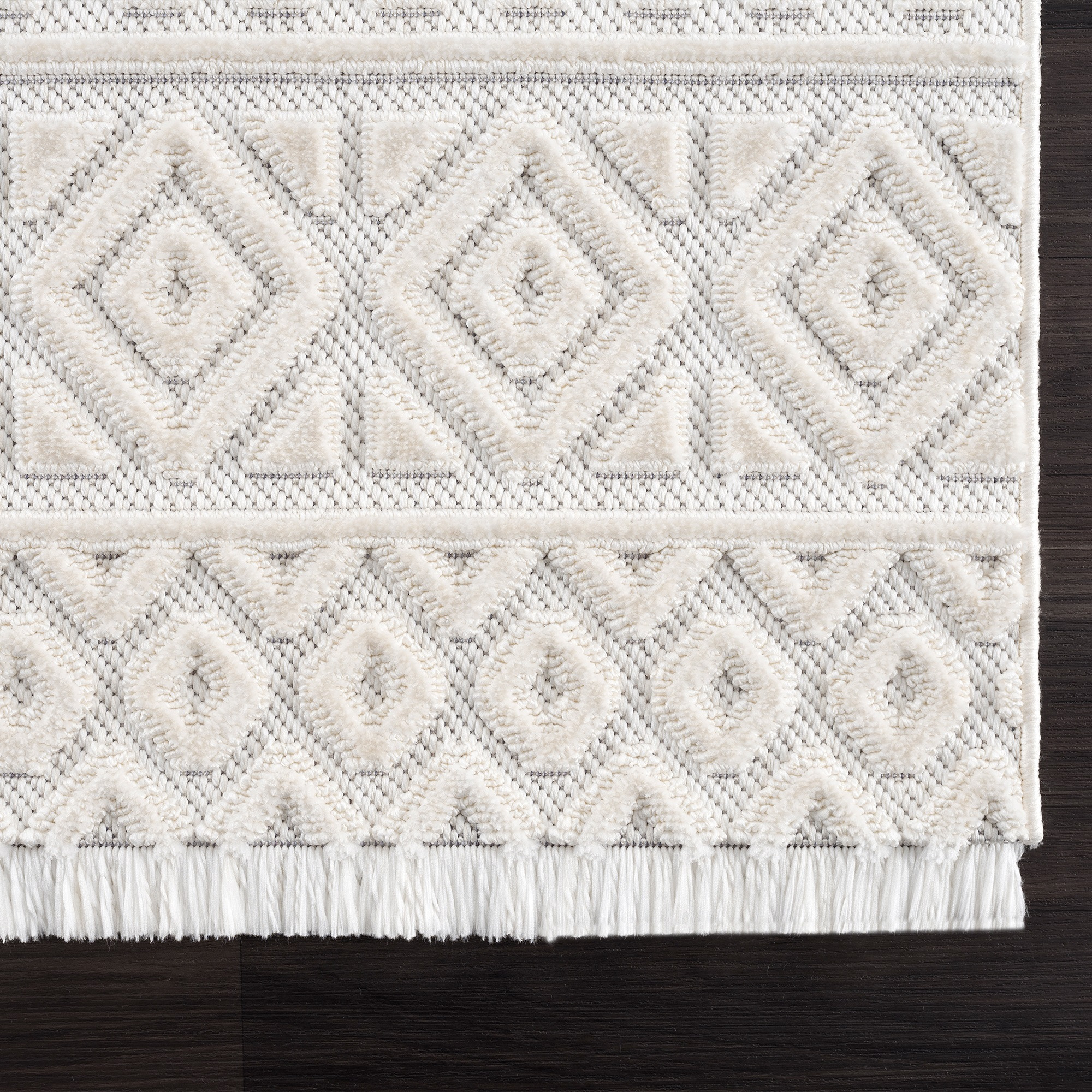United Weavers Chelsea Kane White Area Rug 5'3" x 7'2"