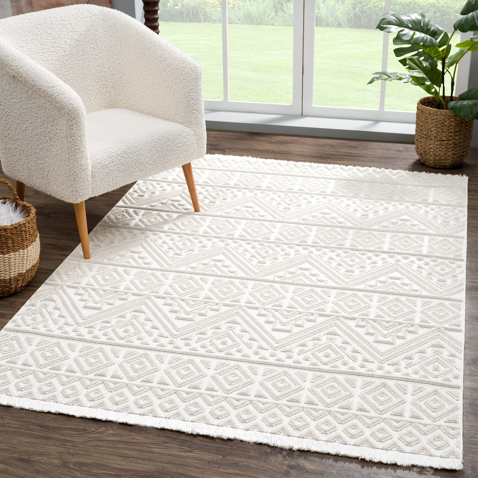 United Weavers Chelsea Kane White Area Rug 5'3" x 7'2"