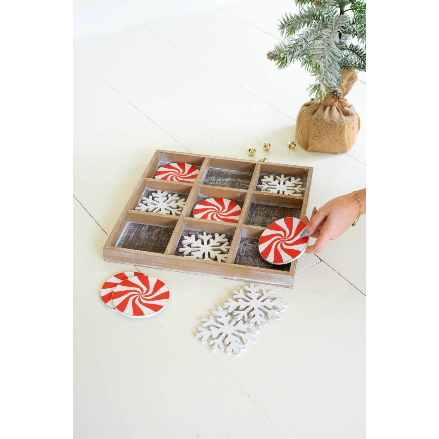 HOLIDAY WOODEN TIC TAC TOE