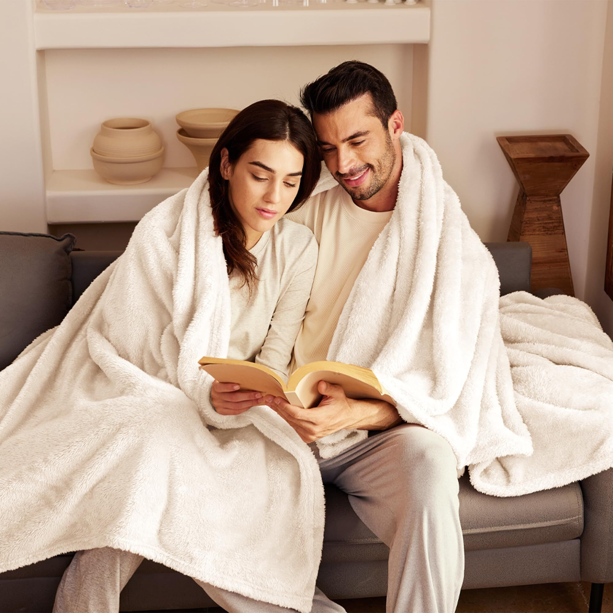 Exclusivo Mezcla Plush Fuzzy Fleece Bed Blanket Queen Size, Super Soft, Fluffy And Warm Blankets,Suitable For All Seasons (Ivory, 90X90 Inches)