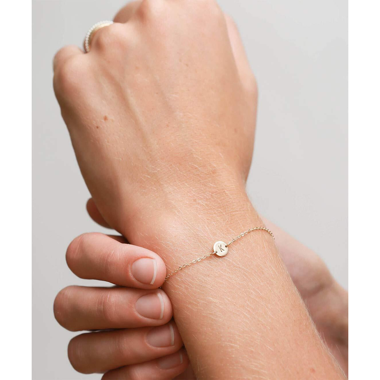 Ovian Initial Charm Bracelet For Women 18K Gold Plated Stainless Steel Coin Disc Engraved Letter C Bracelet Personalized Monogram Name Bracelet For Girls