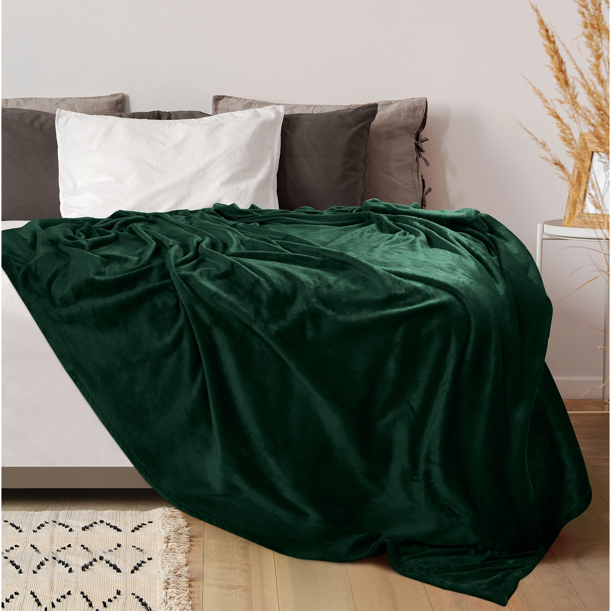 Utopia Bedding Fleece Blanket Queen Size Forest Green 300Gsm Luxury Bed Blanket Anti-Static Fuzzy Soft Blanket Microfiber (90X90 Inches)