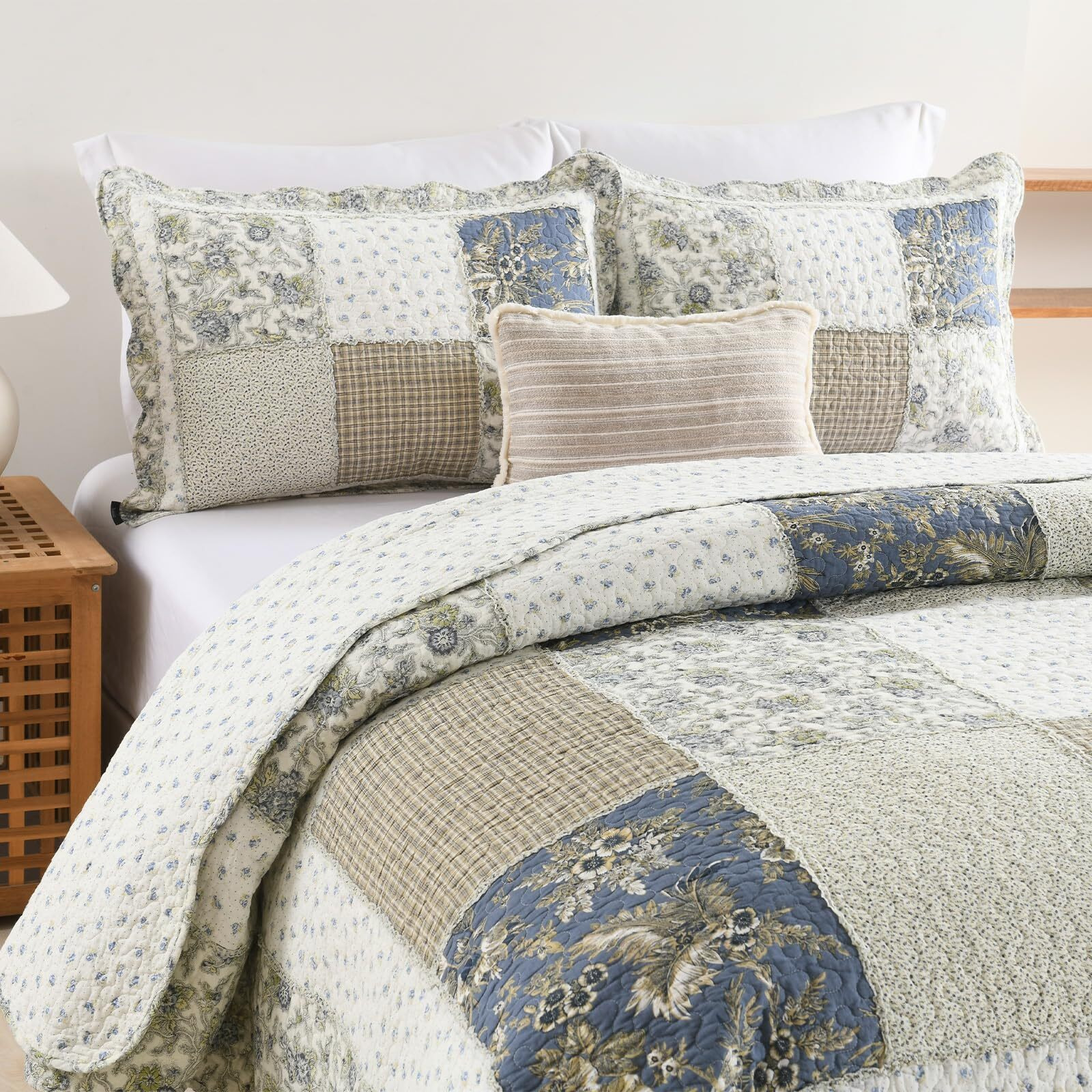 Yvooxny Quilt Set Queen Size Reversible Country Farmhouse Floral Real Patchwork Quilted Bedspread 3-Piece Quilt Set With Pillowcases With Ruffles For All Seasons, 90 X 98 Inches