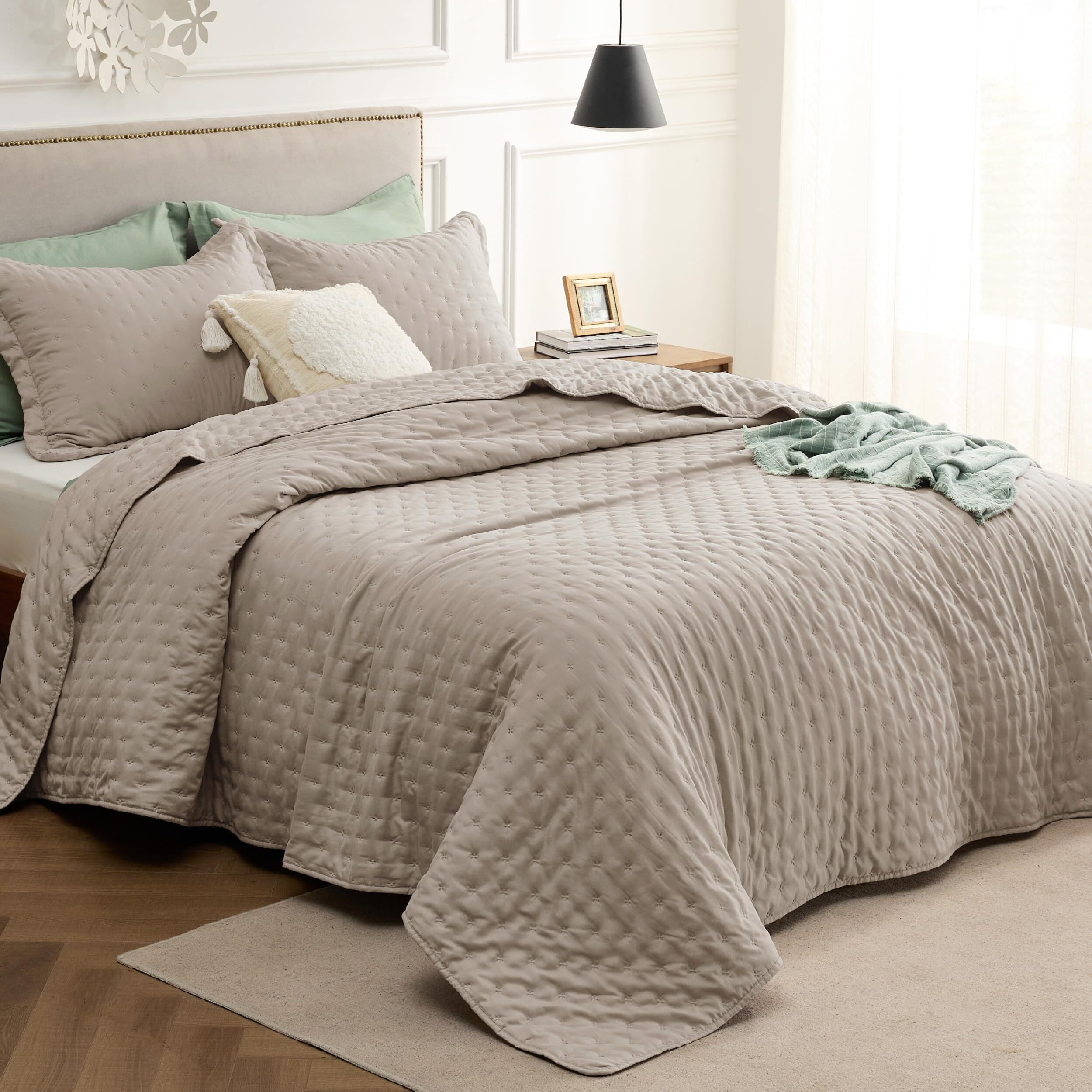 Bedsure Quilt Queen Size - Soft Ultrasonic Full/Queen Quilt Bedding Set - Clover Bedspread Queen Size - Lightweight Bedding Coverlet For All Seasons (Includes 1 Taupe Quilt, 2 Pillow Shams)