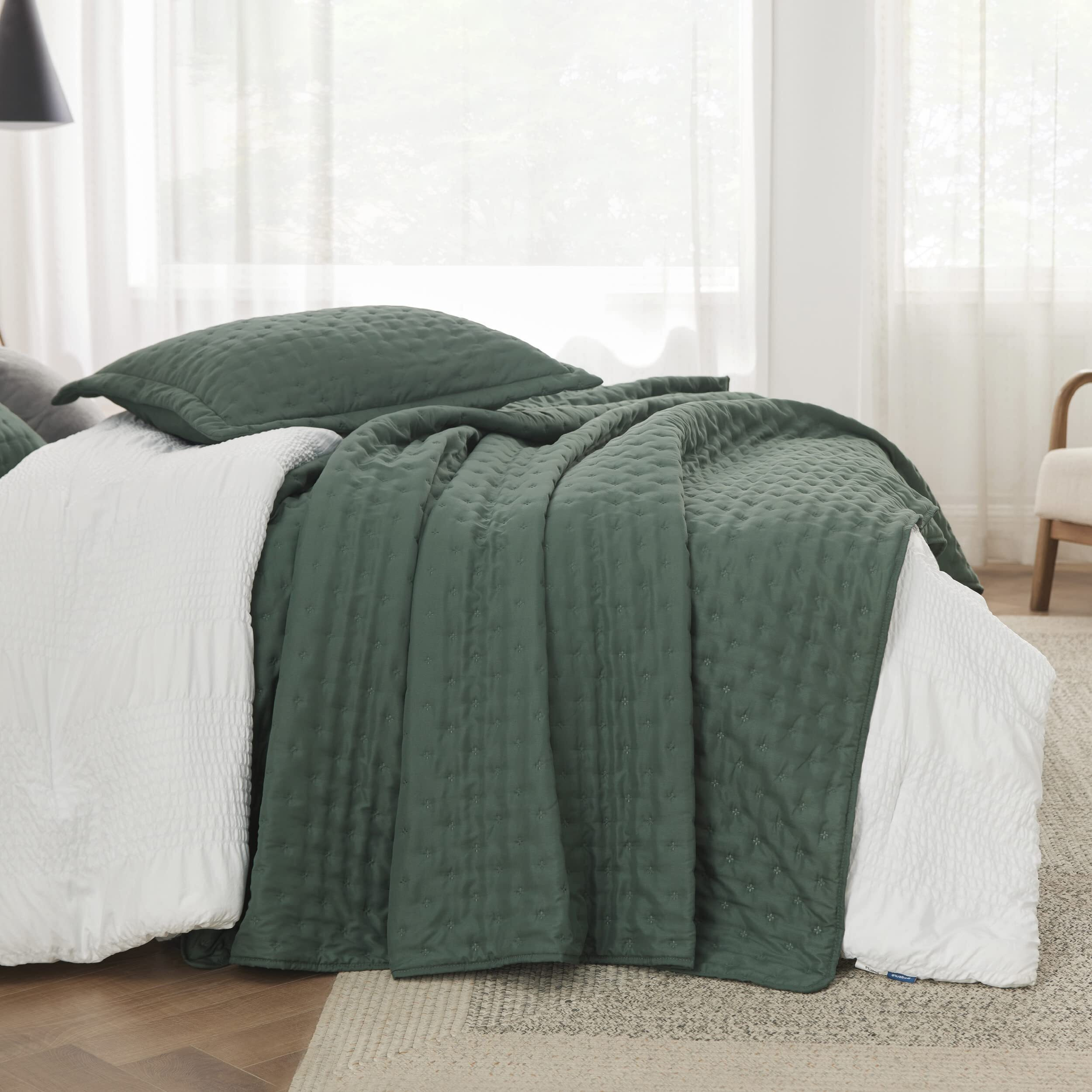 Bedsure King Size Quilt Set, Soft Ultrasonic King Quilt Bedding Set, Clover King Bedspread, Lightweight Bedding Coverlet For All Seasons (Includes 1 Dark Green Quilt, 2 Pillow Shams)