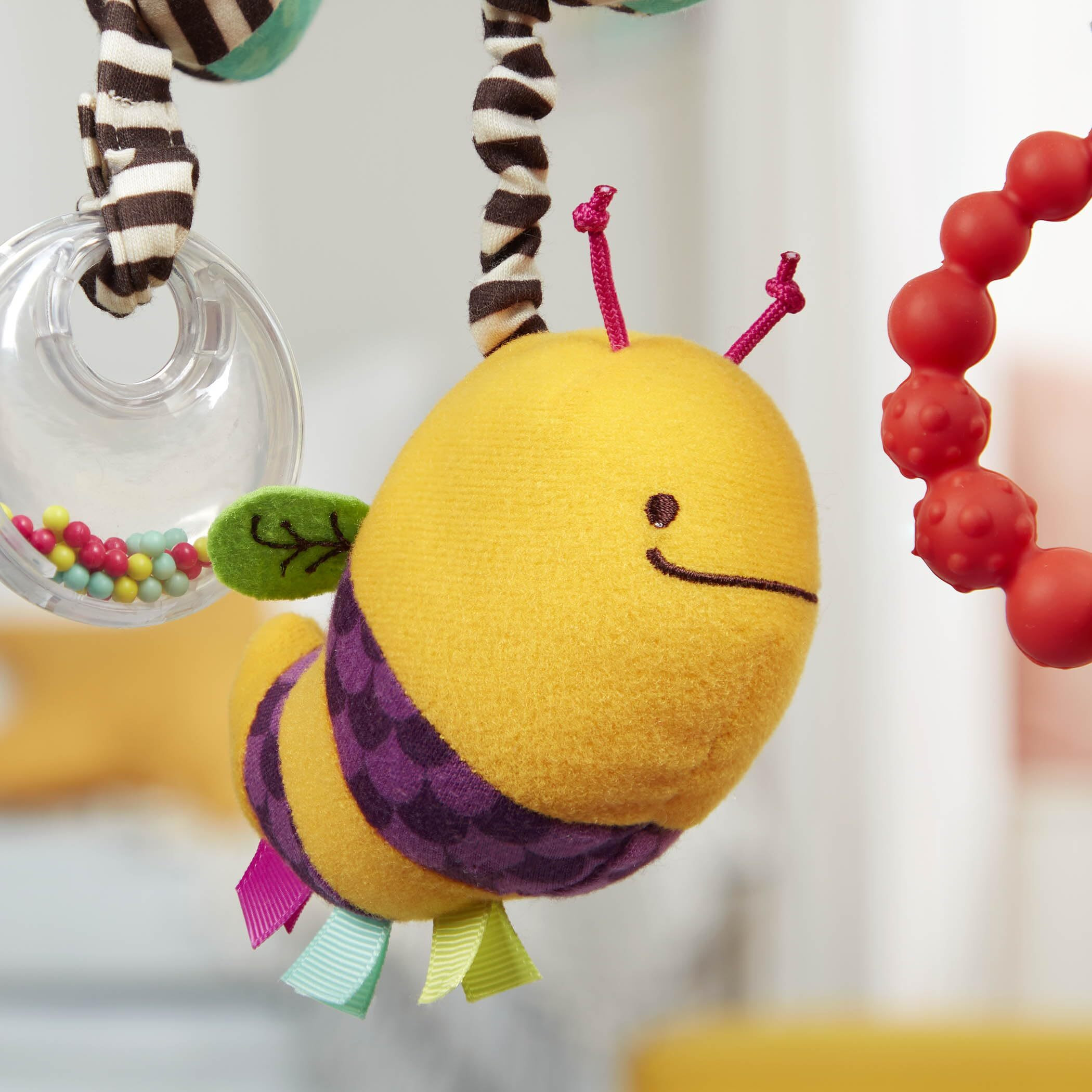 B. Toys- B. Baby- Wiggle Wrap- Baby Toy - Toy For Car Seat, Stroller, Crib - Spiral With 3 Hanging Toys - Rattle, Plush Bee & Teether - Wrap Around Infant Toy - 0 Months +