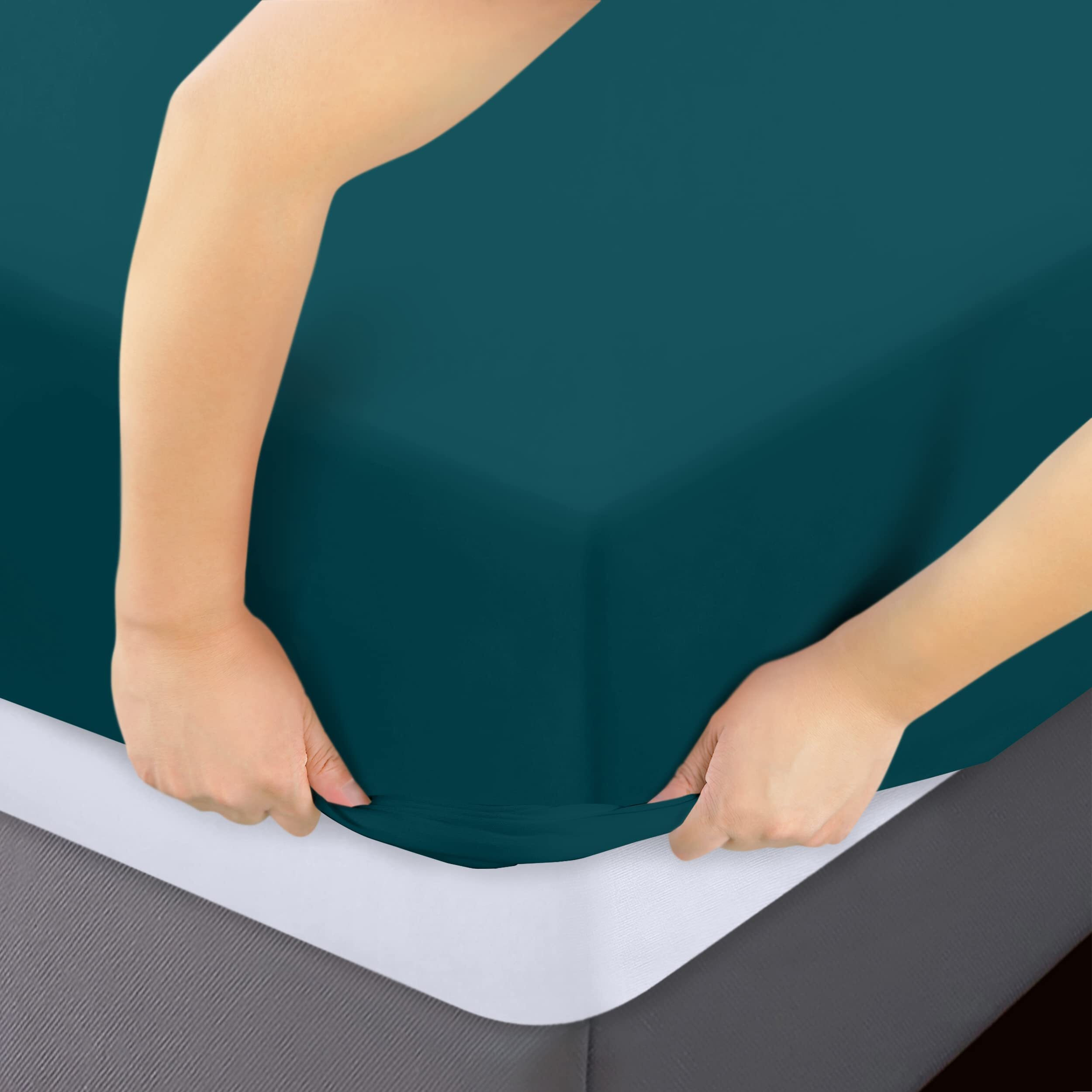 Utopia Bedding Queen Fitted Sheet - Bottom Sheet - Deep Pocket - Soft Microfiber - Shrinkage And Fade Resistant - Easy Care -1 Fitted Sheet Only (Teal)