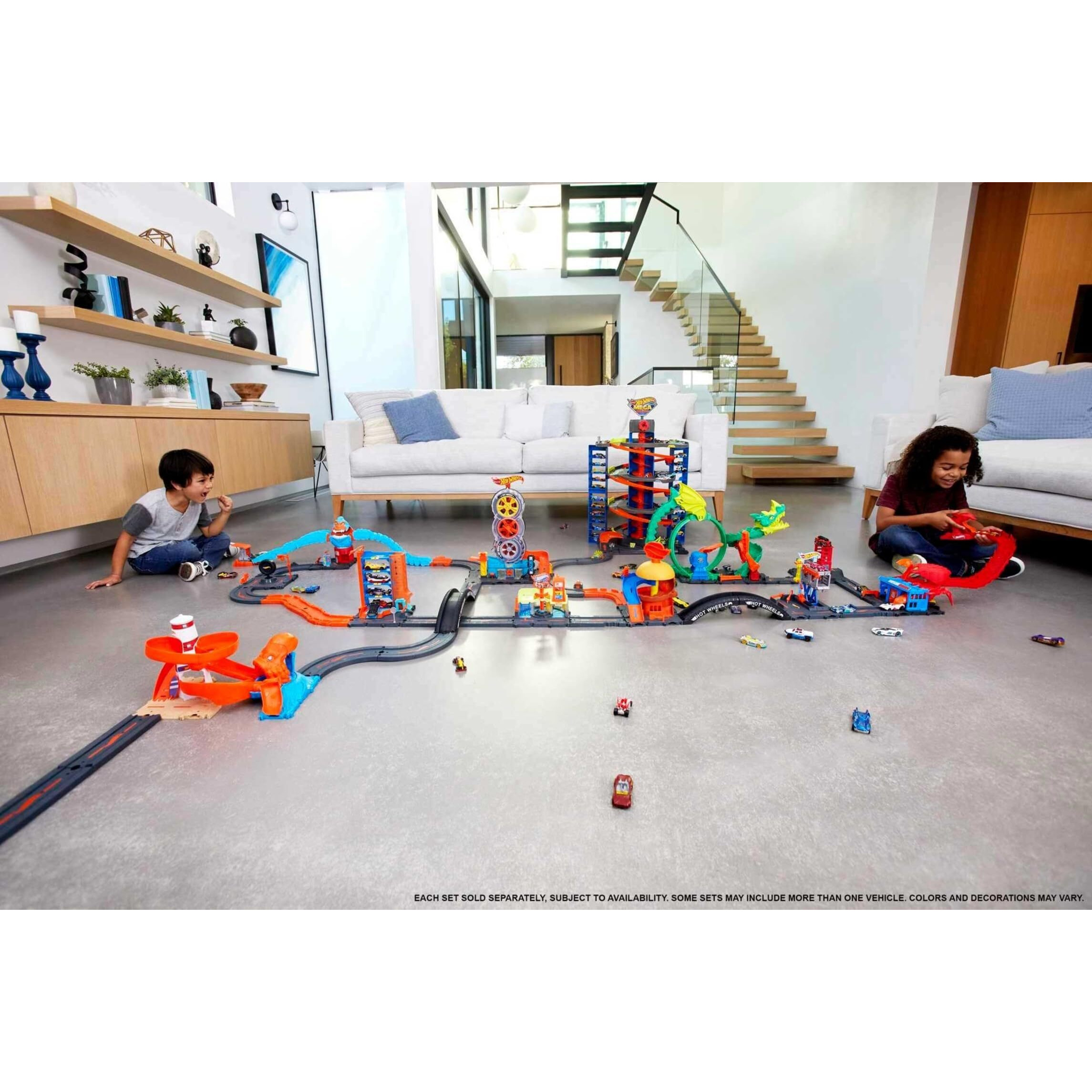 Hot Wheels Toy Car Track Set Pack, 10 Track-Building Parts With City Square, Bridge & 164 Scale Vehicle, Connects To Other Tracks