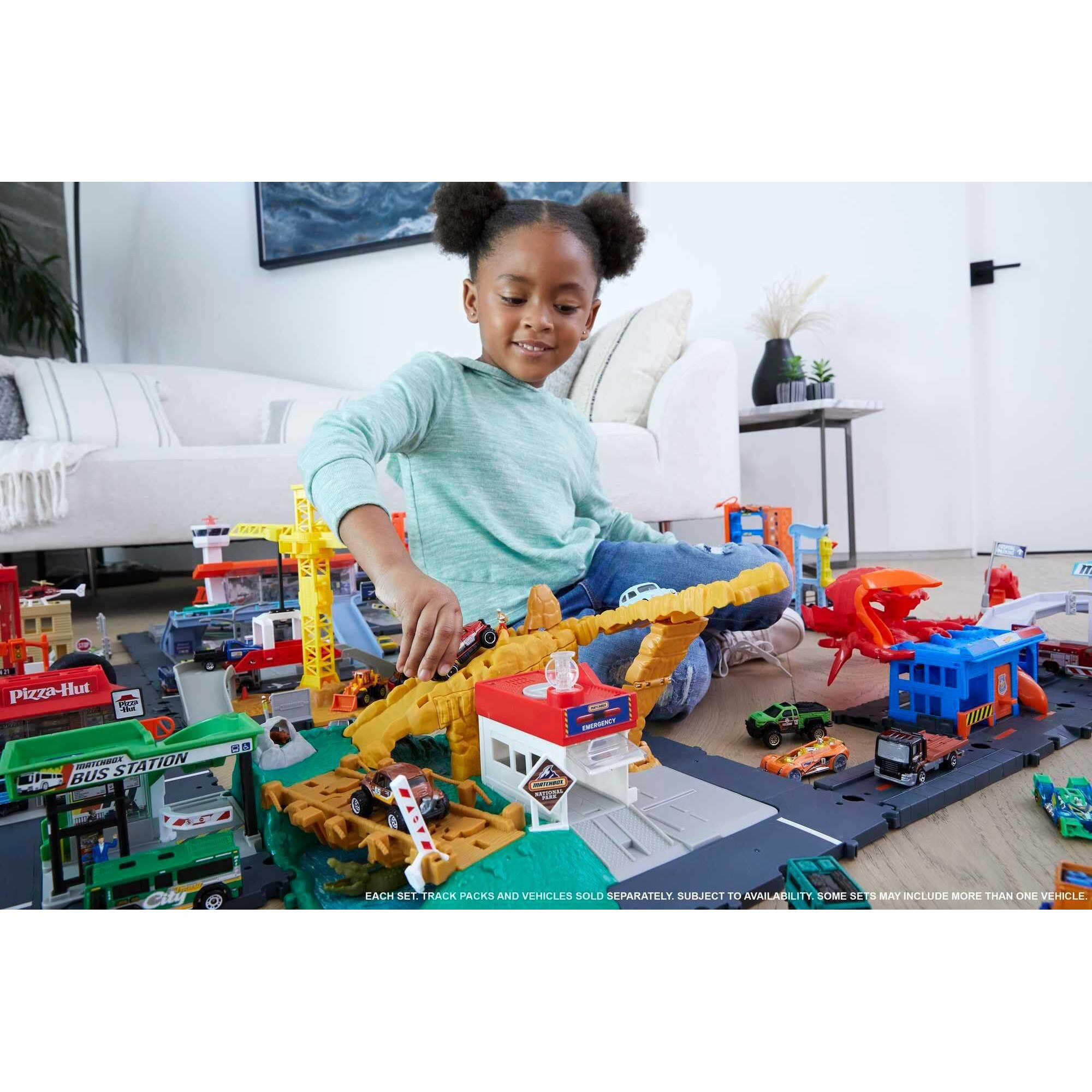 Hot Wheels City Toy Track Set, Downtown Express Car Wash Playset With 164 Scale Vehicle, Foam Roller & Drying Flaps