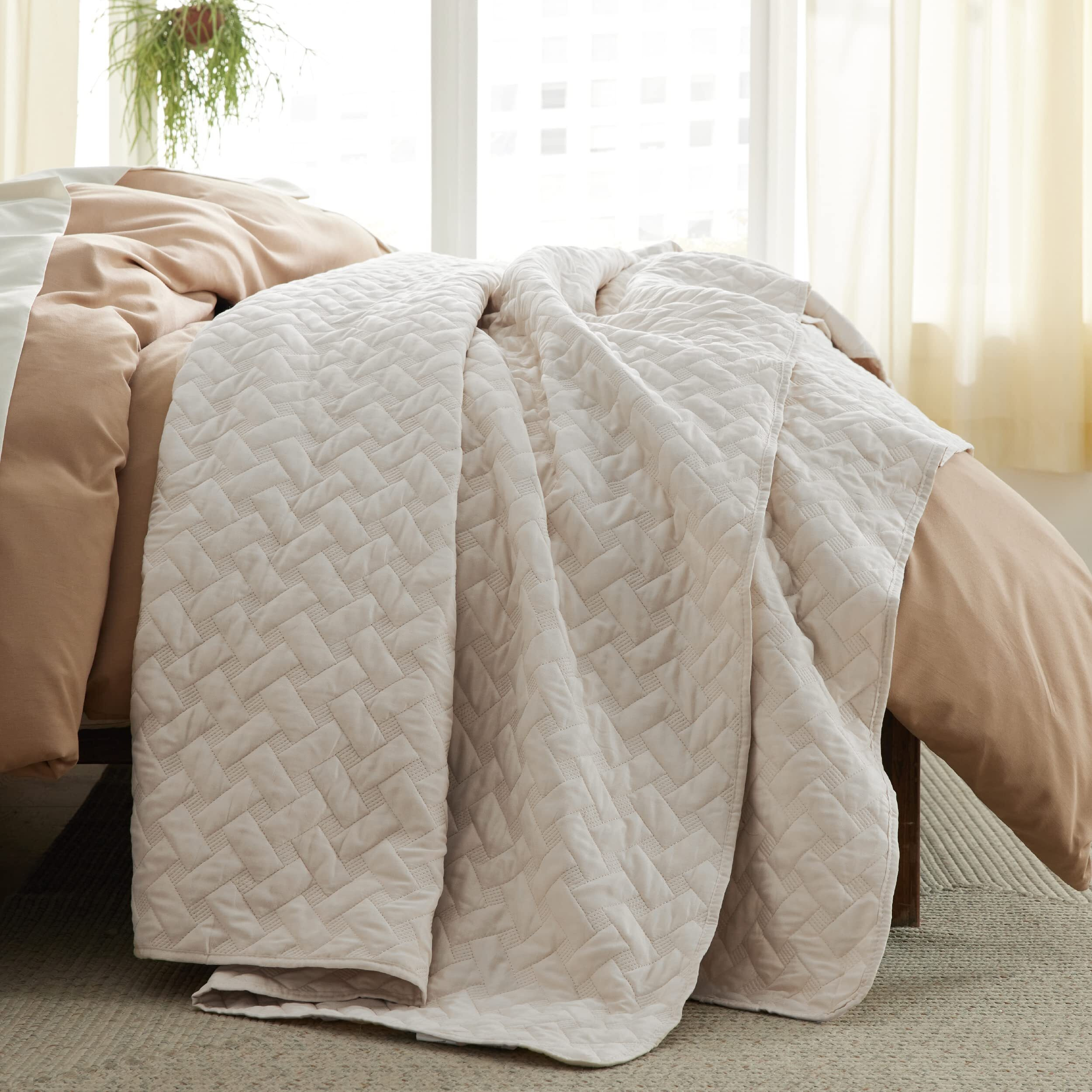 Bedsure Quilts King Size - Lightweight Bedspreads King Size With Basket Weave Pattern, Soft Quilt Bedding, Beige Comforter Coverlet For All Seasons (106"" X 96"")